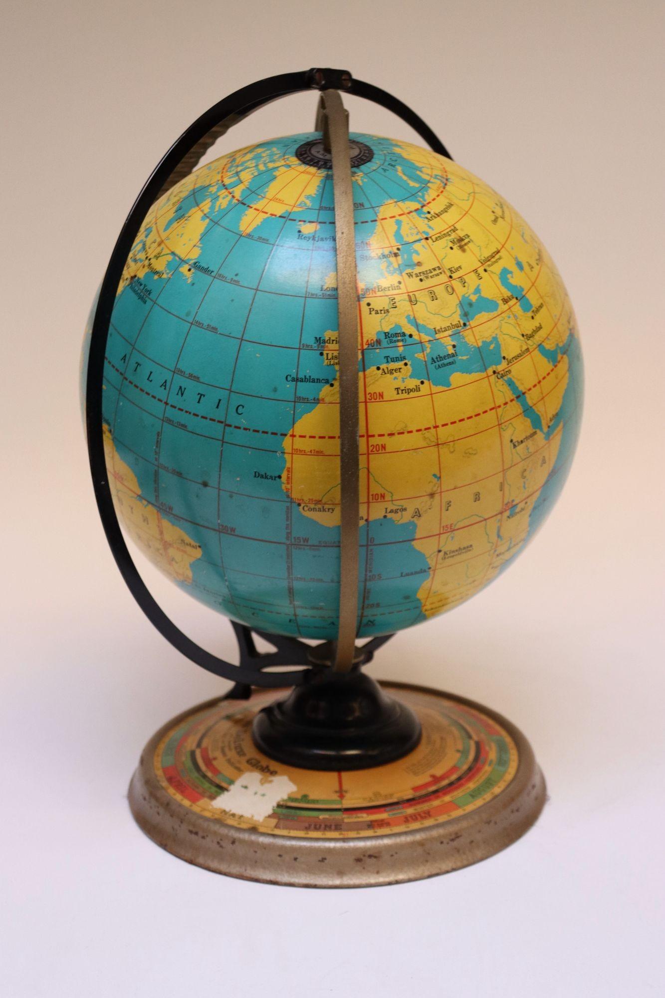 Globo Deluxe di Cram's con indicatore automatico del raggio solare giornaliero sostenuto da una base di metallo con stagioni, zodiaci, mesi e istruzioni litografati (1950 circa, USA).
Questo modello fu concepito negli anni '30 per aiutare a