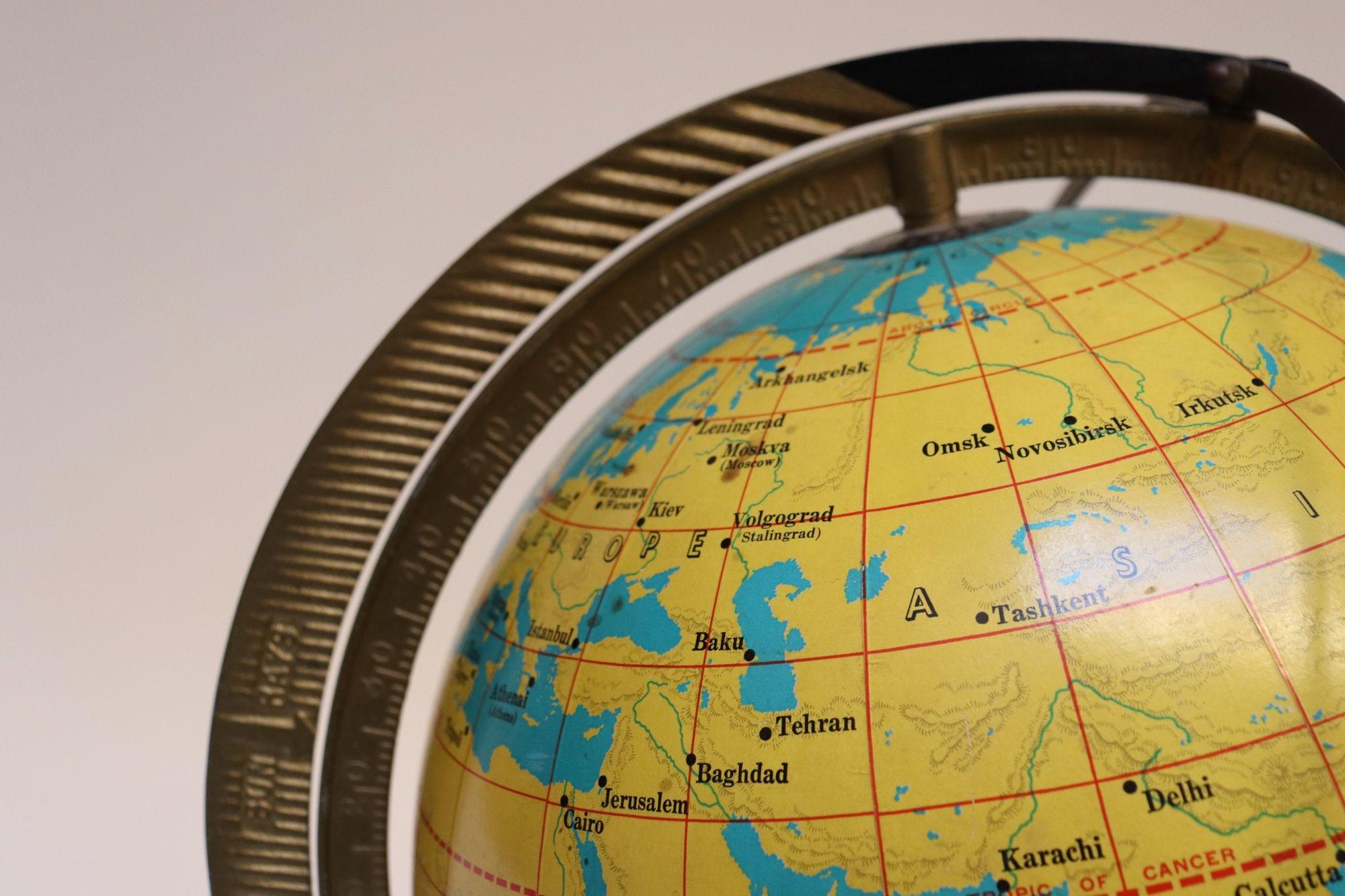 Metà XX secolo Cram's Deluxe Globe d'epoca con indicatore giornaliero automatico dei raggi solari in vendita