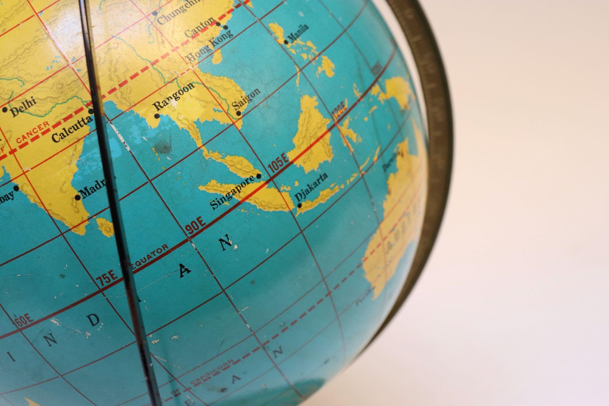 Metallo Cram's Deluxe Globe d'epoca con indicatore giornaliero automatico dei raggi solari in vendita