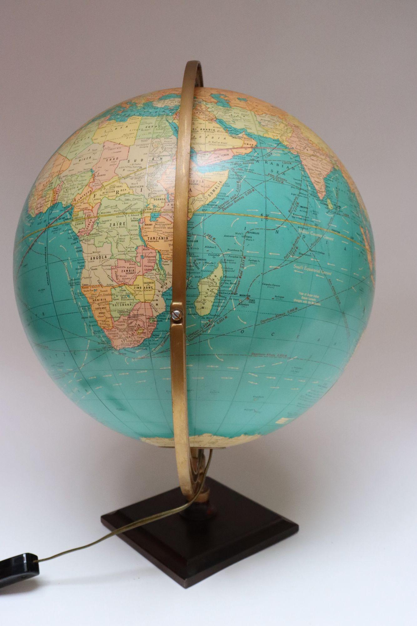 Cram's Political Terrestrial illuminato d'epoca con globo luminoso su base in mogano In condizioni buone in vendita a Brooklyn, NY