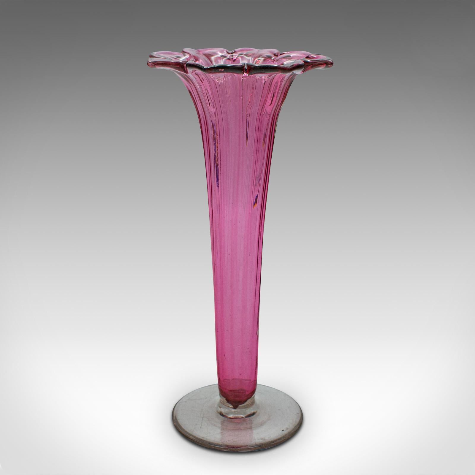 Britannique Ensemble de vases à tige en verre canneberge vintage, anglais, décoratif, gobelet à fleurs en vente