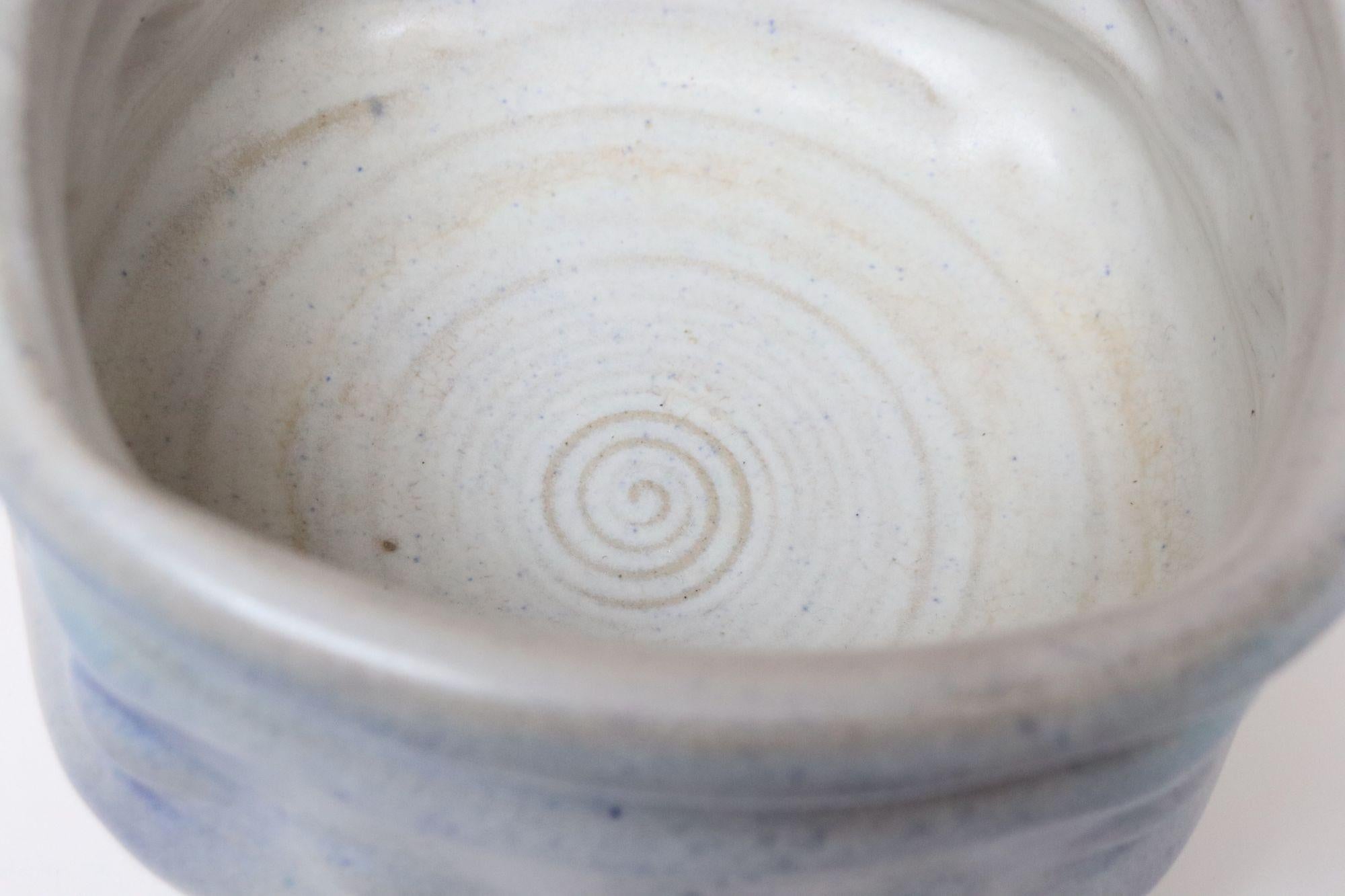 Vintage Creme und Blau Matte Glasur Studio Keramische Pflanzgefäß von Deanna Nichols im Angebot 7