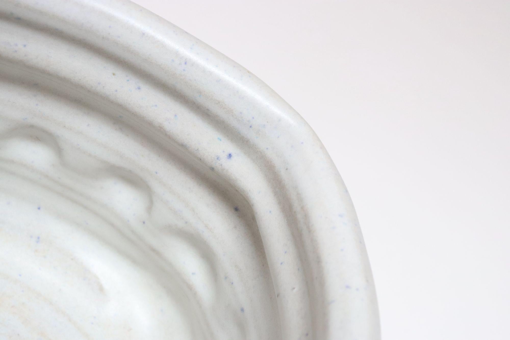 Vintage Creme und Blau Matte Glasur Studio Keramische Pflanzgefäß von Deanna Nichols im Angebot 8