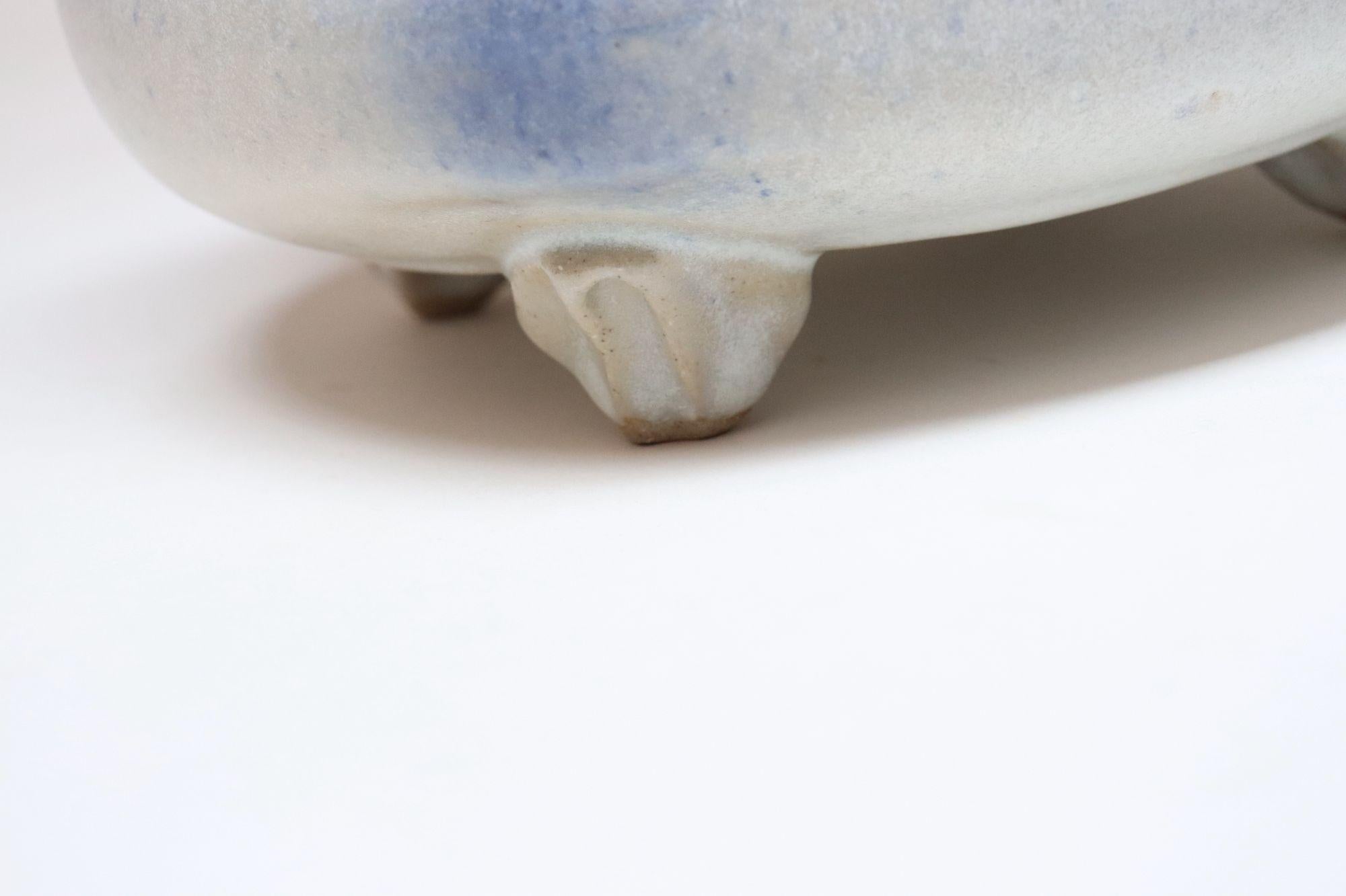 Vintage Creme und Blau Matte Glasur Studio Keramische Pflanzgefäß von Deanna Nichols im Angebot 10