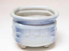 Fioriera in ceramica Studio A vintage crema e blu con smalto opaco di Deanna Nichols