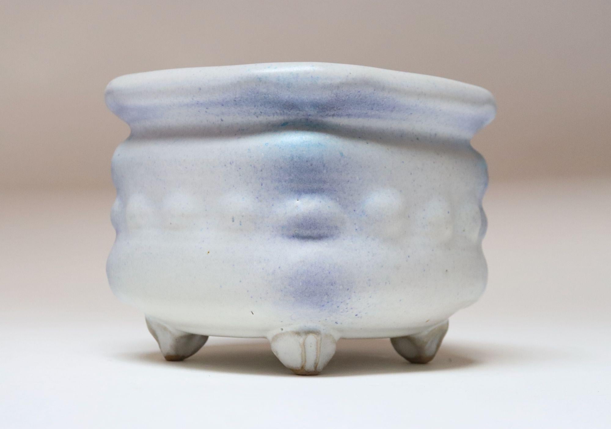 Vintage Creme und Blau Matte Glasur Studio Keramische Pflanzgefäß von Deanna Nichols (Keramik) im Angebot