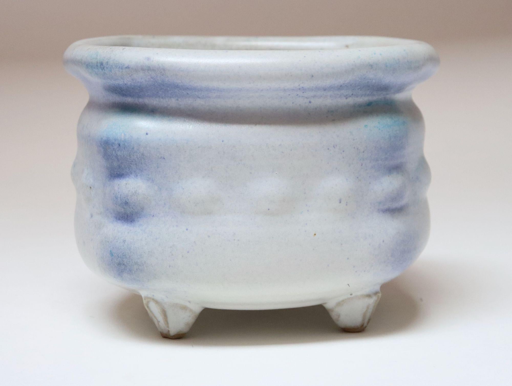 Vintage Creme und Blau Matte Glasur Studio Keramische Pflanzgefäß von Deanna Nichols im Angebot 1