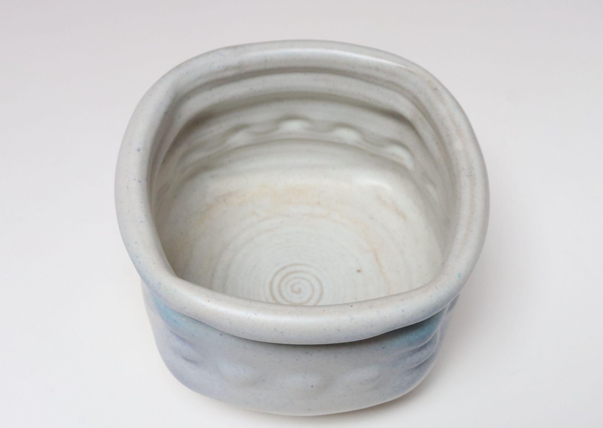 Vintage Creme und Blau Matte Glasur Studio Keramische Pflanzgefäß von Deanna Nichols im Angebot 2