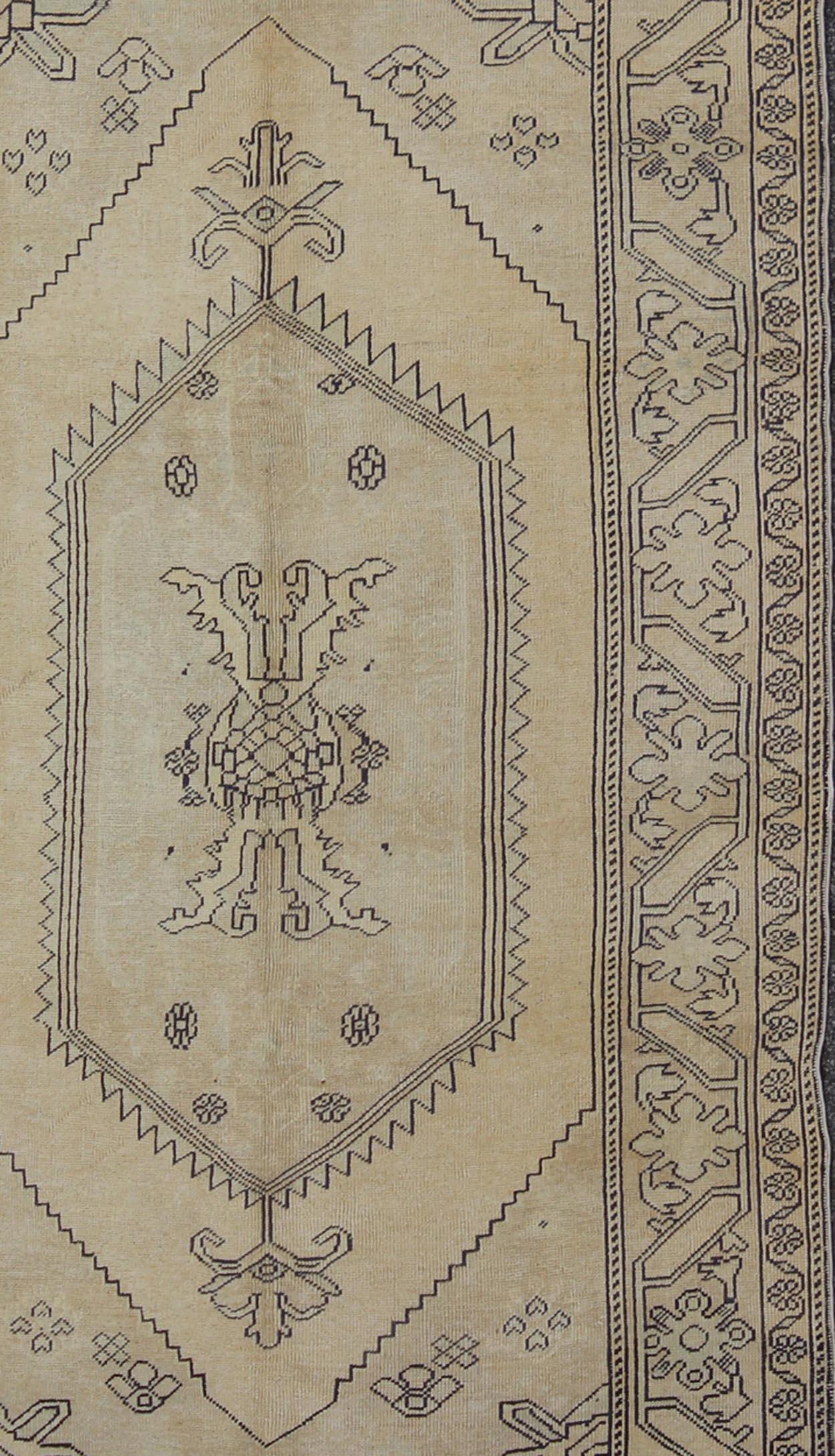 Alfombra turca Oushak vintage de color claro Crema, amarillo y reflejos oscuros Turco en venta
