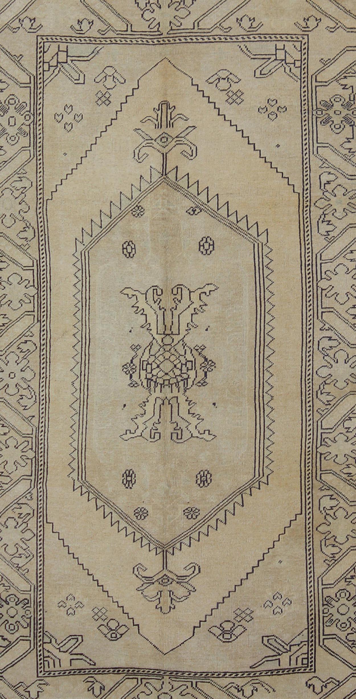 Alfombra turca Oushak vintage de color claro Crema, amarillo y reflejos oscuros Anudado a mano en venta
