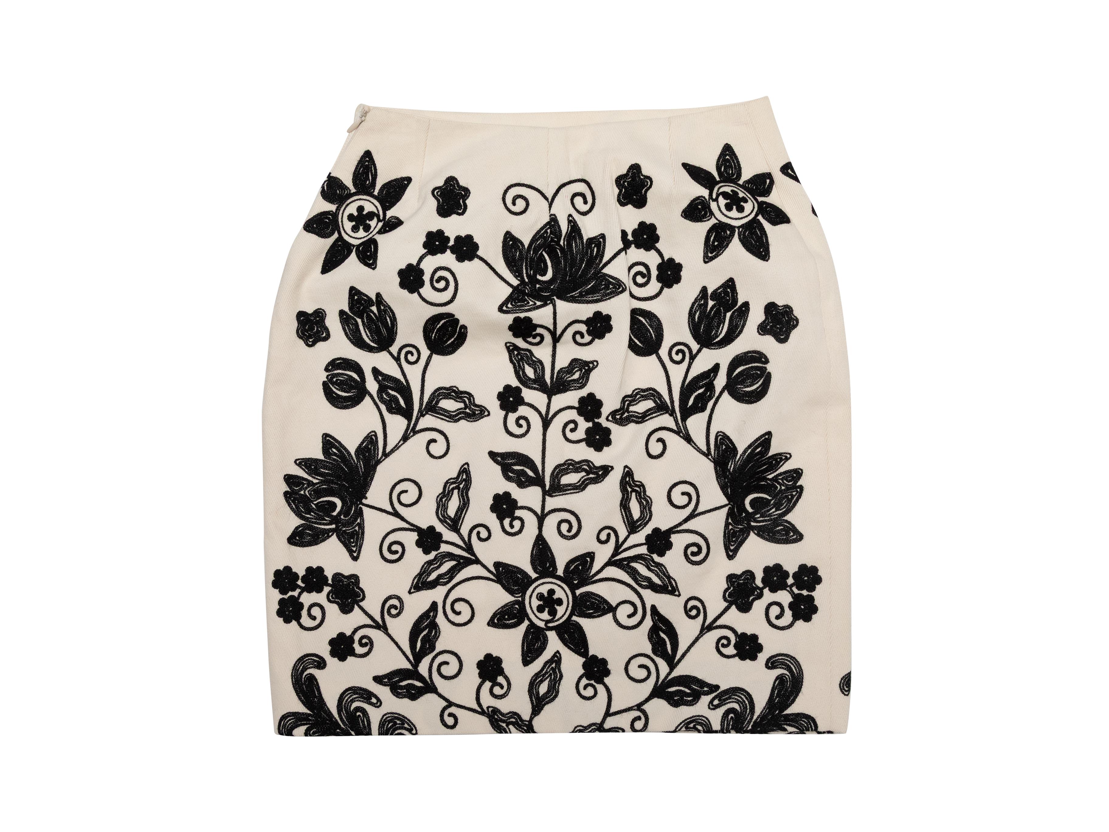 Vintage cream and black floral embroidered cotton mini skirt by Chloe. Side zip closure. 24