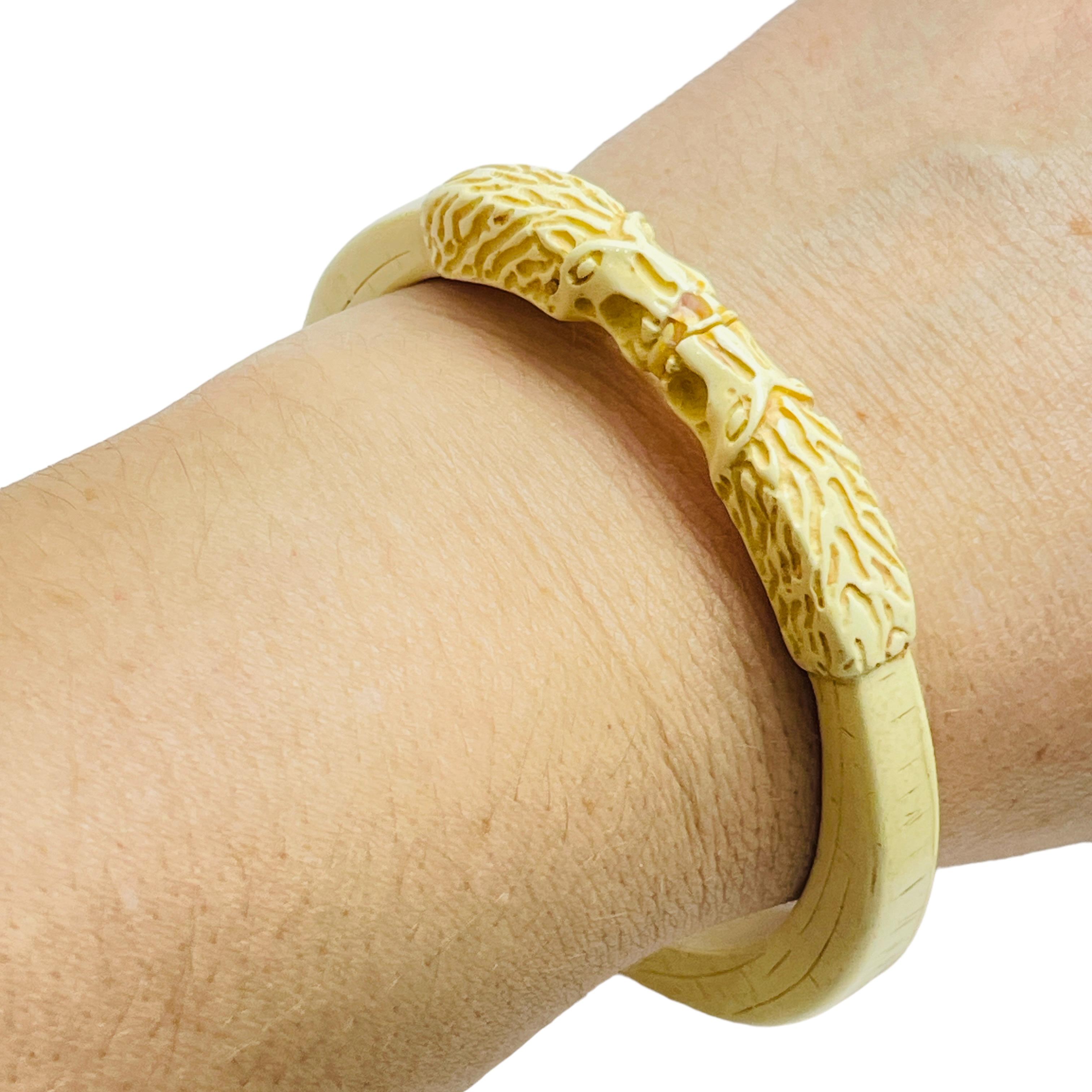 DETAILS

• unsigned

• carved hard plastic

• vintage bangle bracelet

MEASUREMENTS

• 

CONDITION

• excellent vintage condition with minimal signs of wear

❤️❤️ VINTAGE DESIGNER JEWELRY ❤️❤️
❤️❤️ ALEXANDER'S BOUTIQUE ❤️❤️
