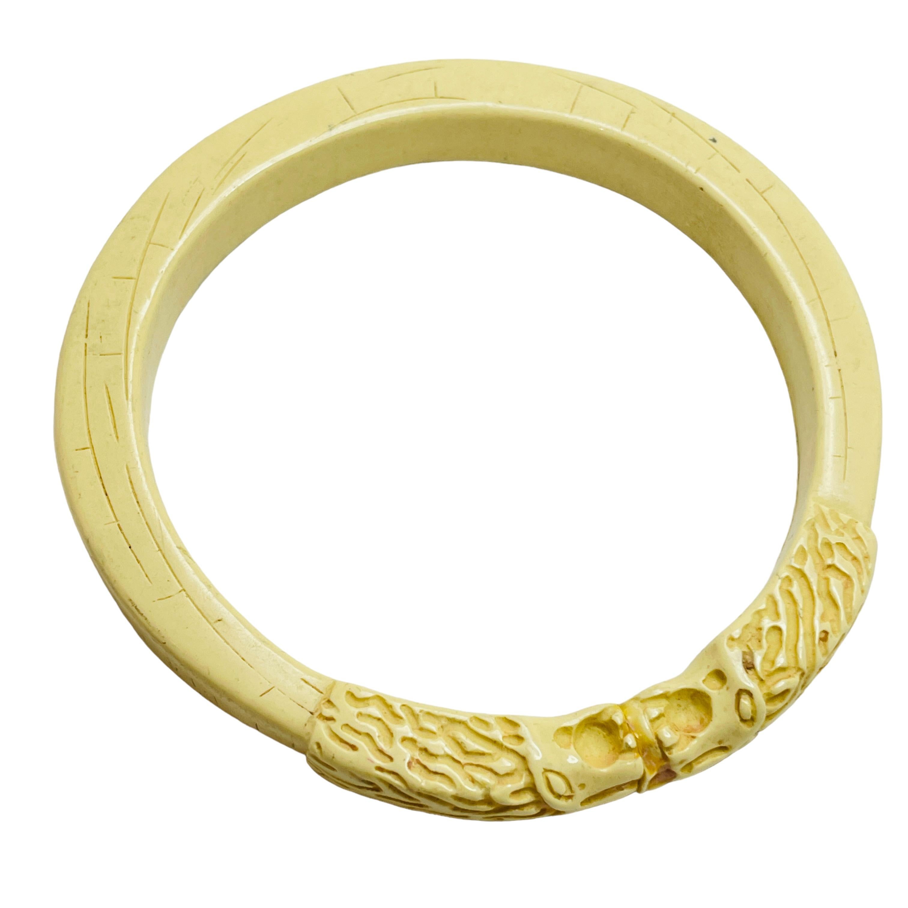 Vintage cream color carved hard plastic lions head bangle bracelet In Good Condition For Sale In Palos Hills, IL