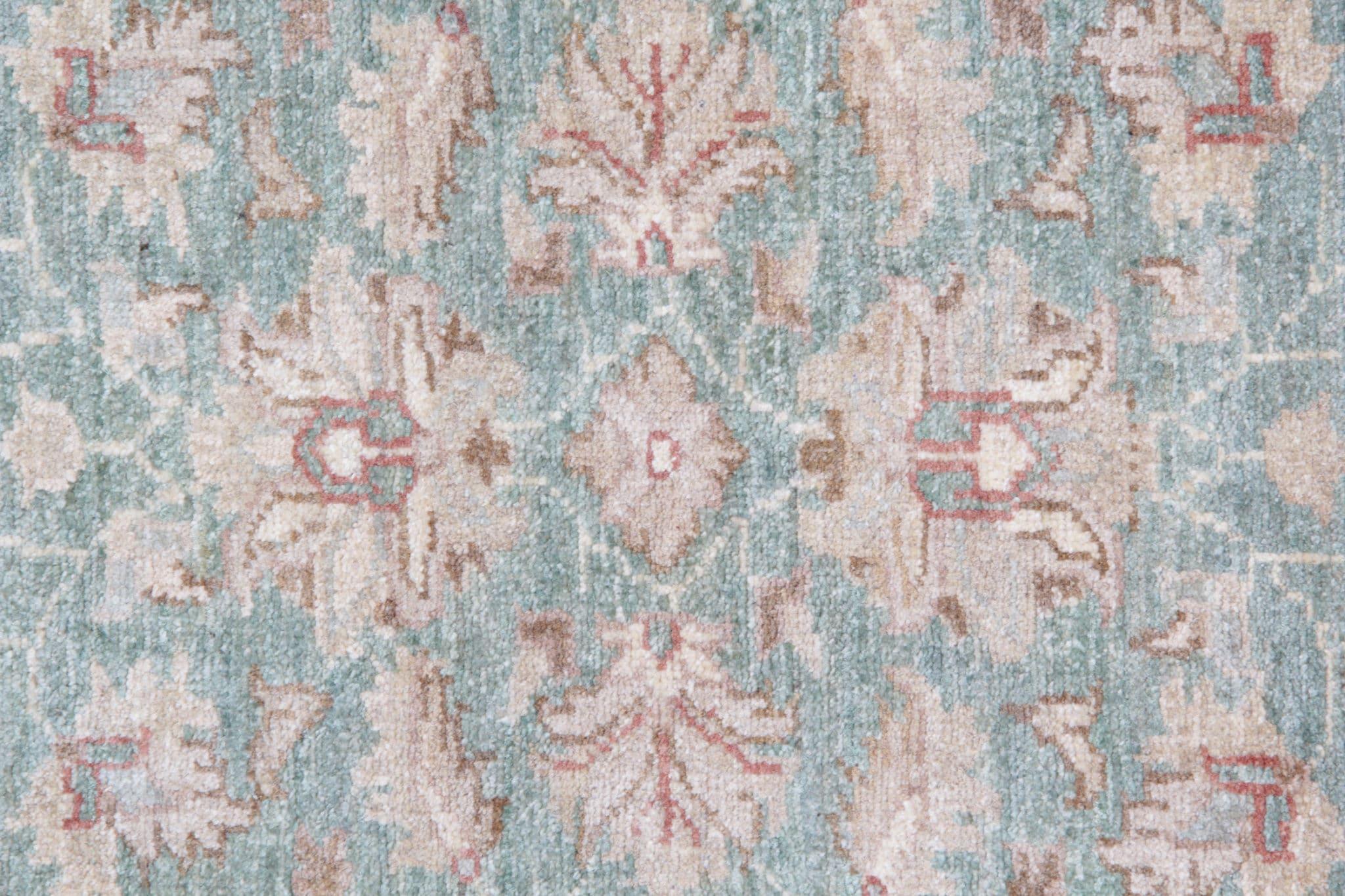 Erhöhen Sie Ihr Heimdekor mit diesem exquisiten cremegrünen Vintage-Teppich, der sorgfältig von Hand geknüpft wurde. Dieses zeitlose Kleidungsstück aus einer hochwertigen Woll- und Baumwollmischung strahlt Eleganz und Charme aus und verbindet
