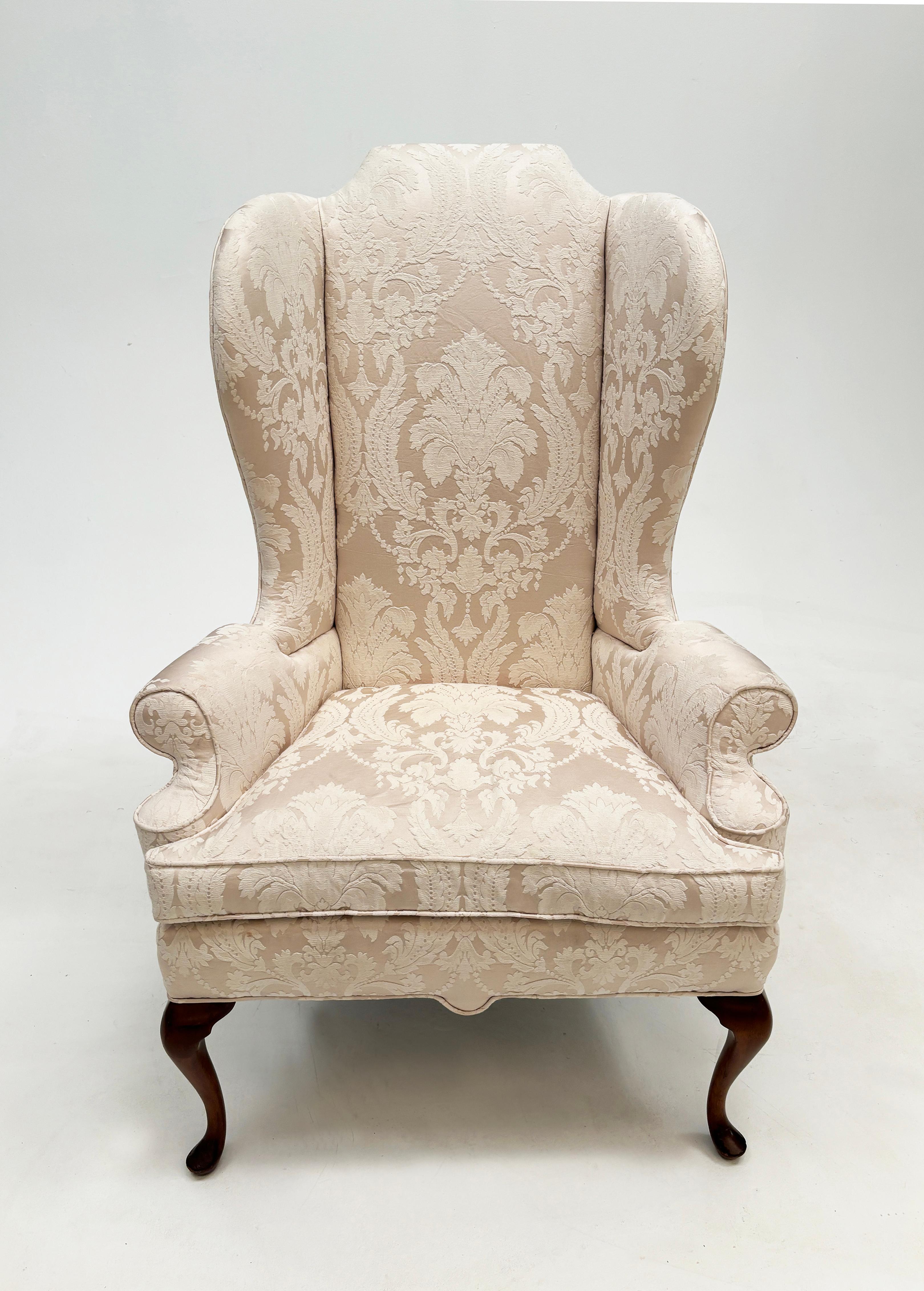 Fauteuil à oreilles tapissé d'un tissu jacquard crème sur crème vintage sur pied cabriole en vente 3