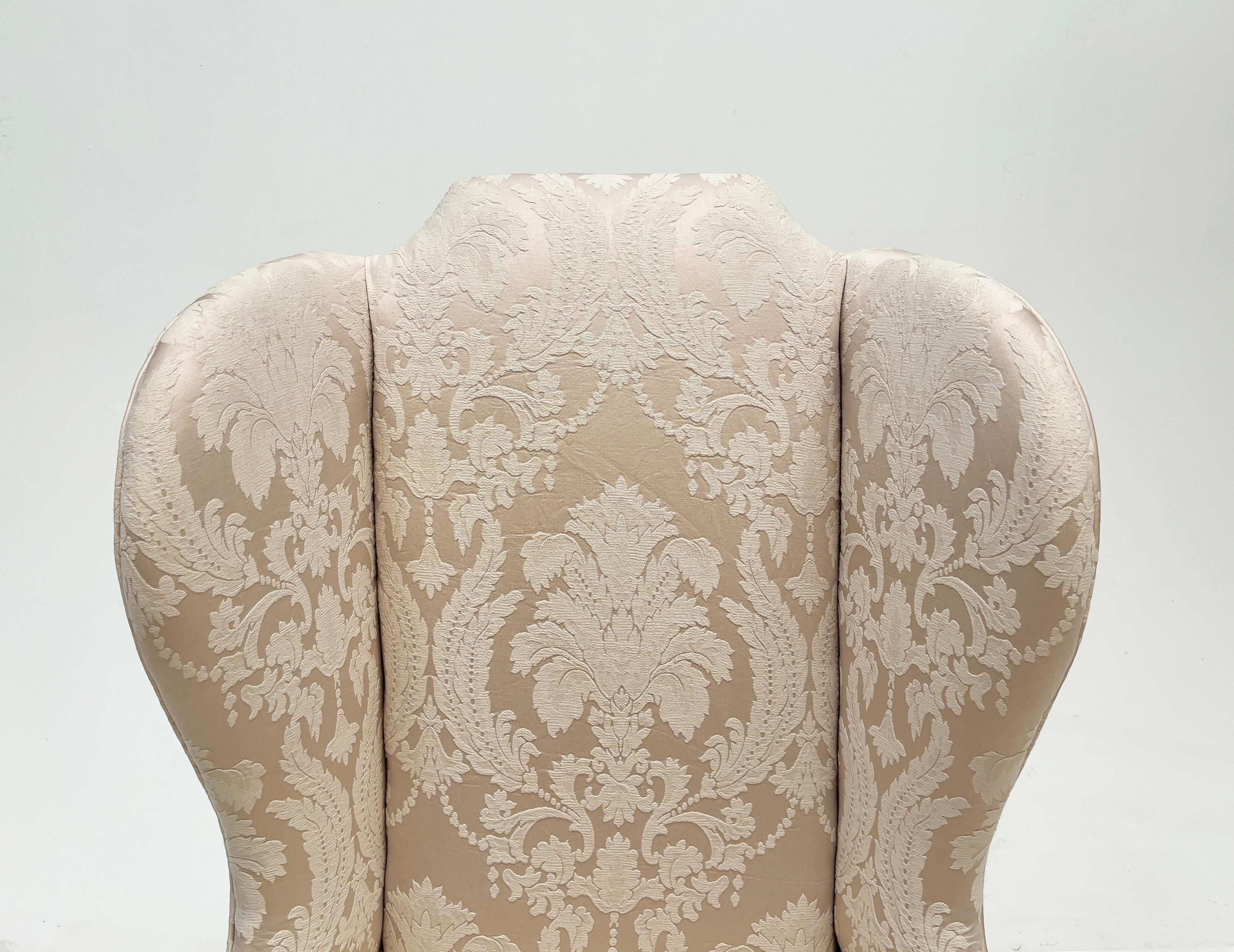 Fauteuil à oreilles tapissé d'un tissu jacquard crème sur crème vintage sur pied cabriole en vente 4