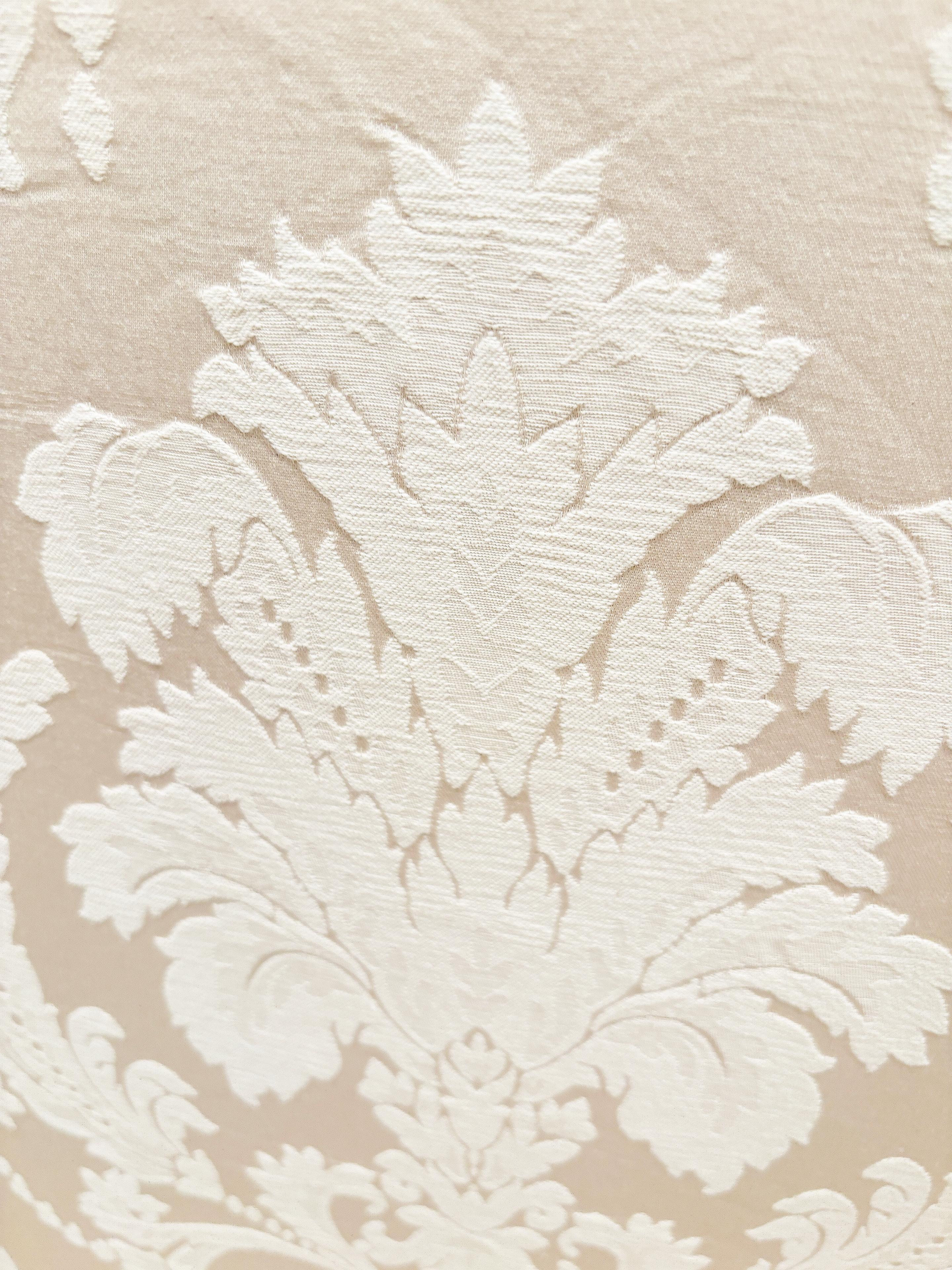 Fauteuil à oreilles tapissé d'un tissu jacquard crème sur crème vintage sur pied cabriole en vente 5
