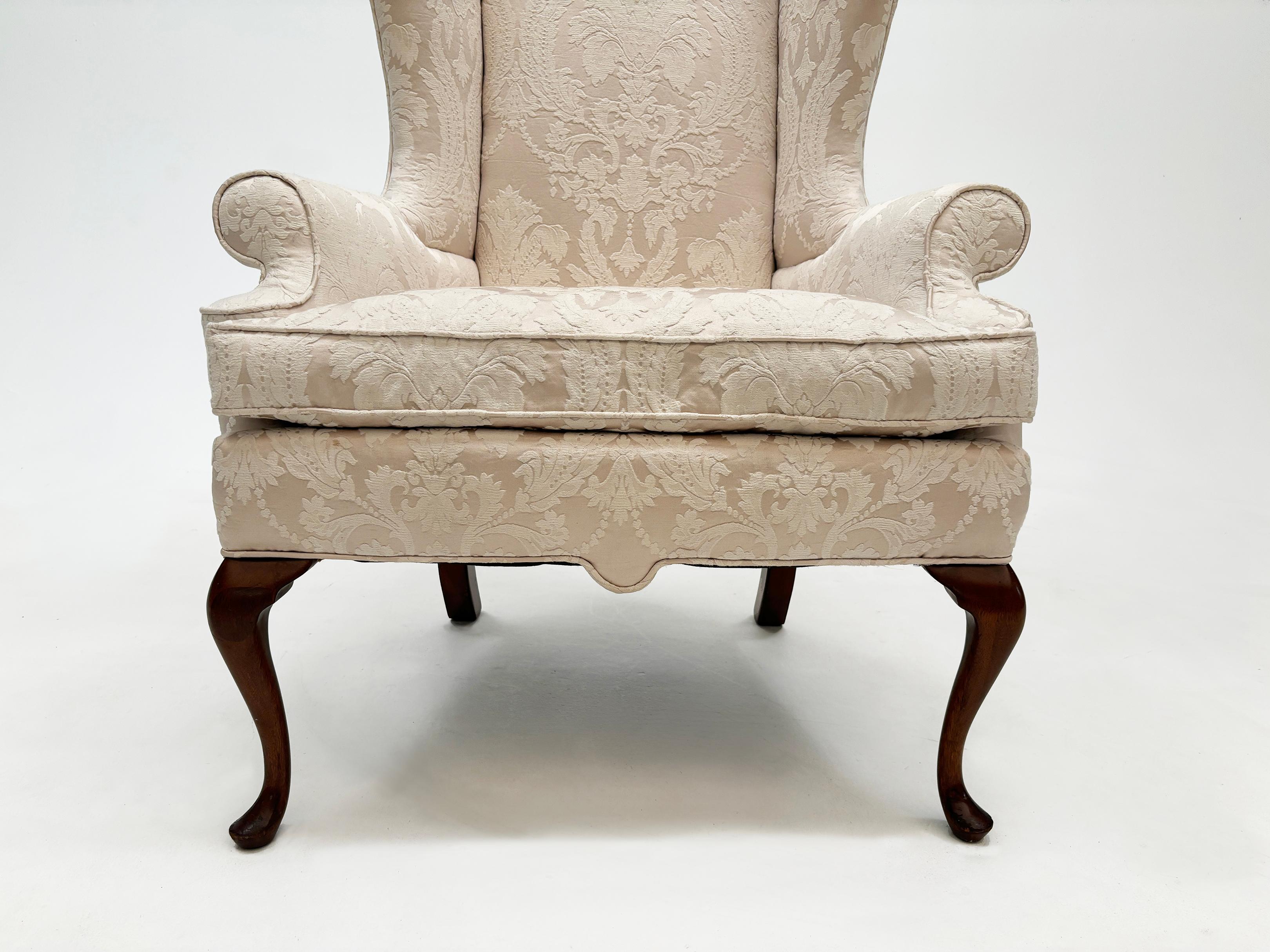Fauteuil à oreilles tapissé d'un tissu jacquard crème sur crème vintage sur pied cabriole en vente 6