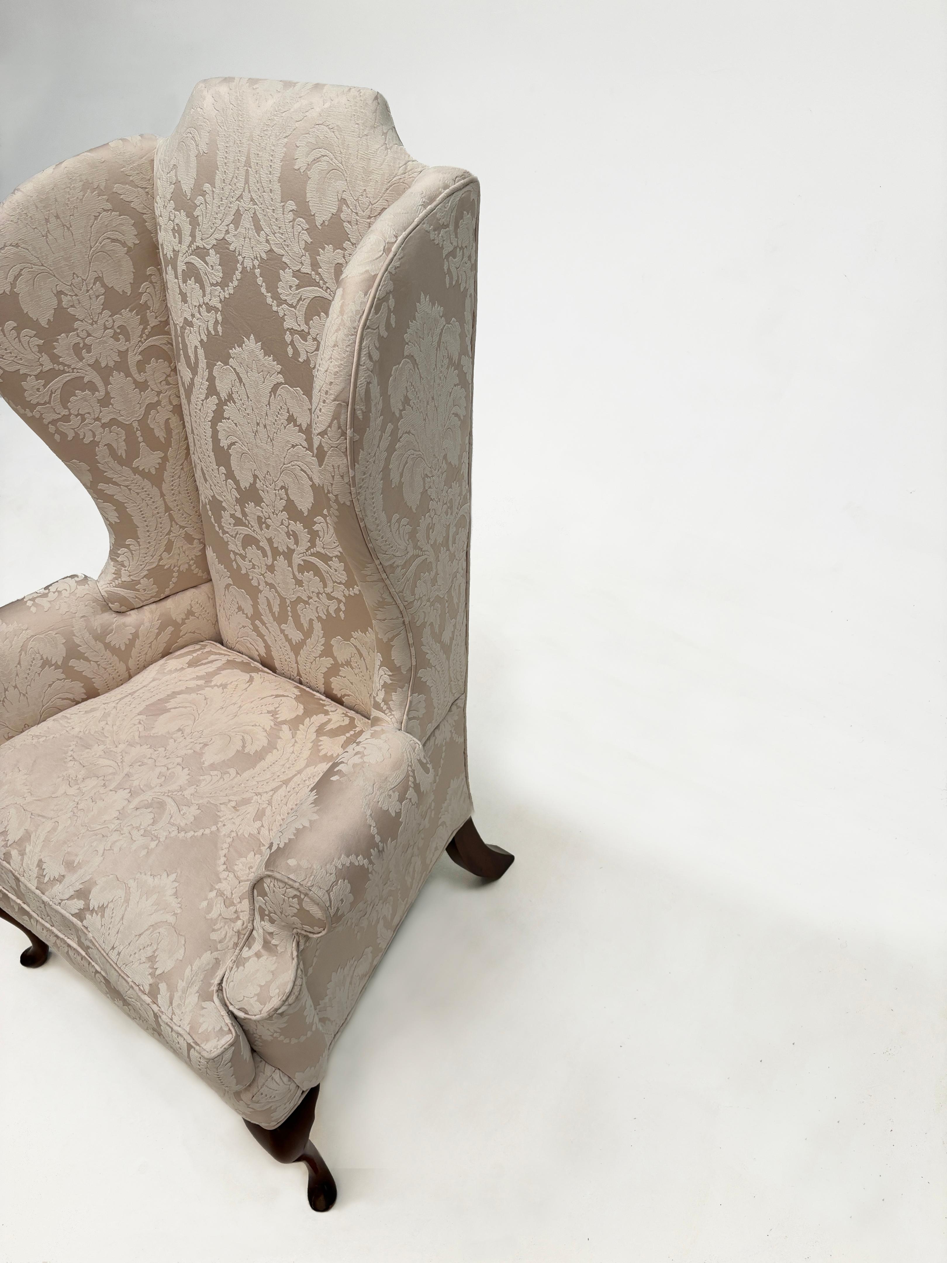 Fauteuil à oreilles tapissé d'un tissu jacquard crème sur crème vintage sur pied cabriole en vente 7