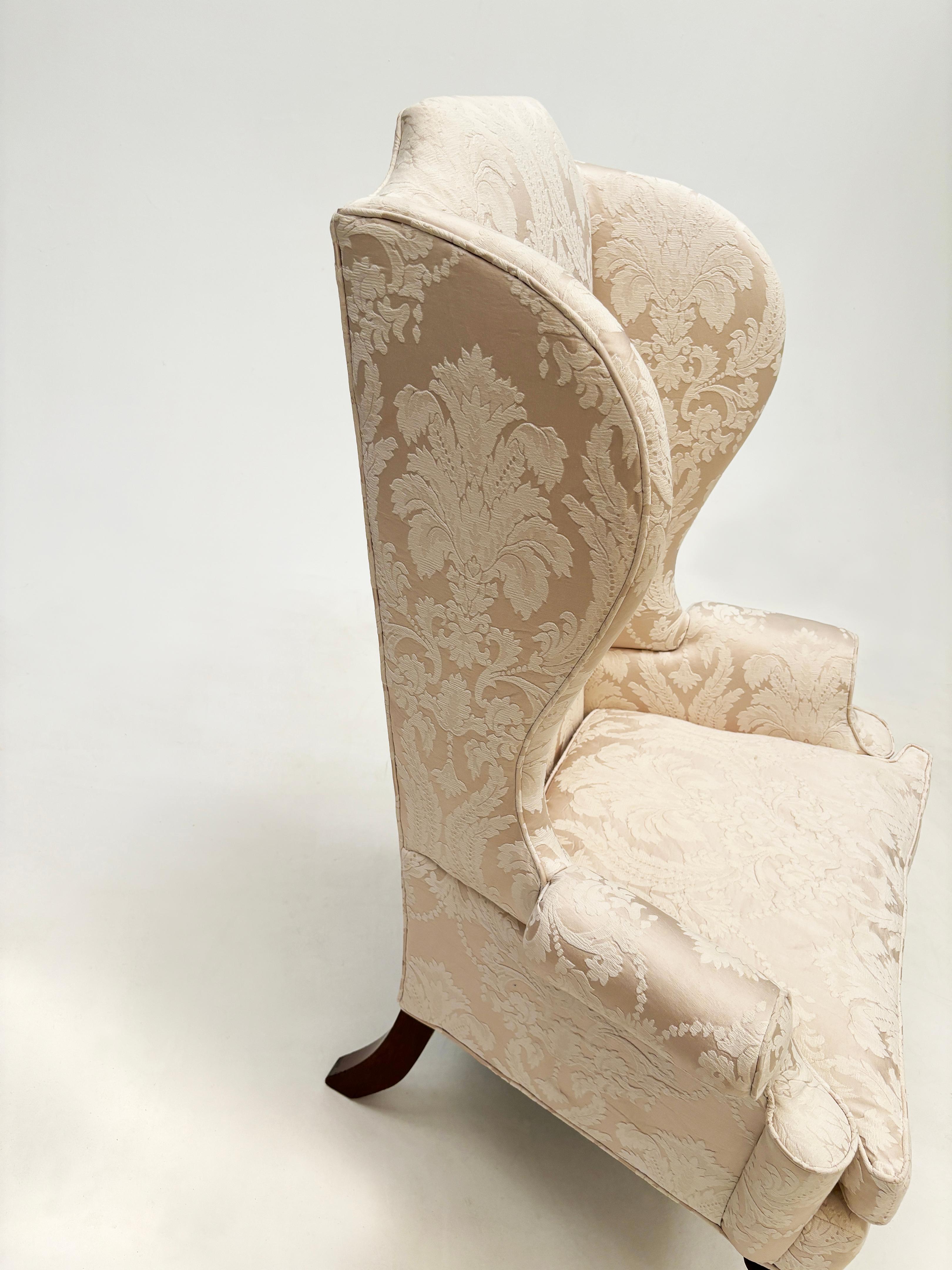 Fauteuil à oreilles tapissé d'un tissu jacquard crème sur crème vintage sur pied cabriole en vente 8