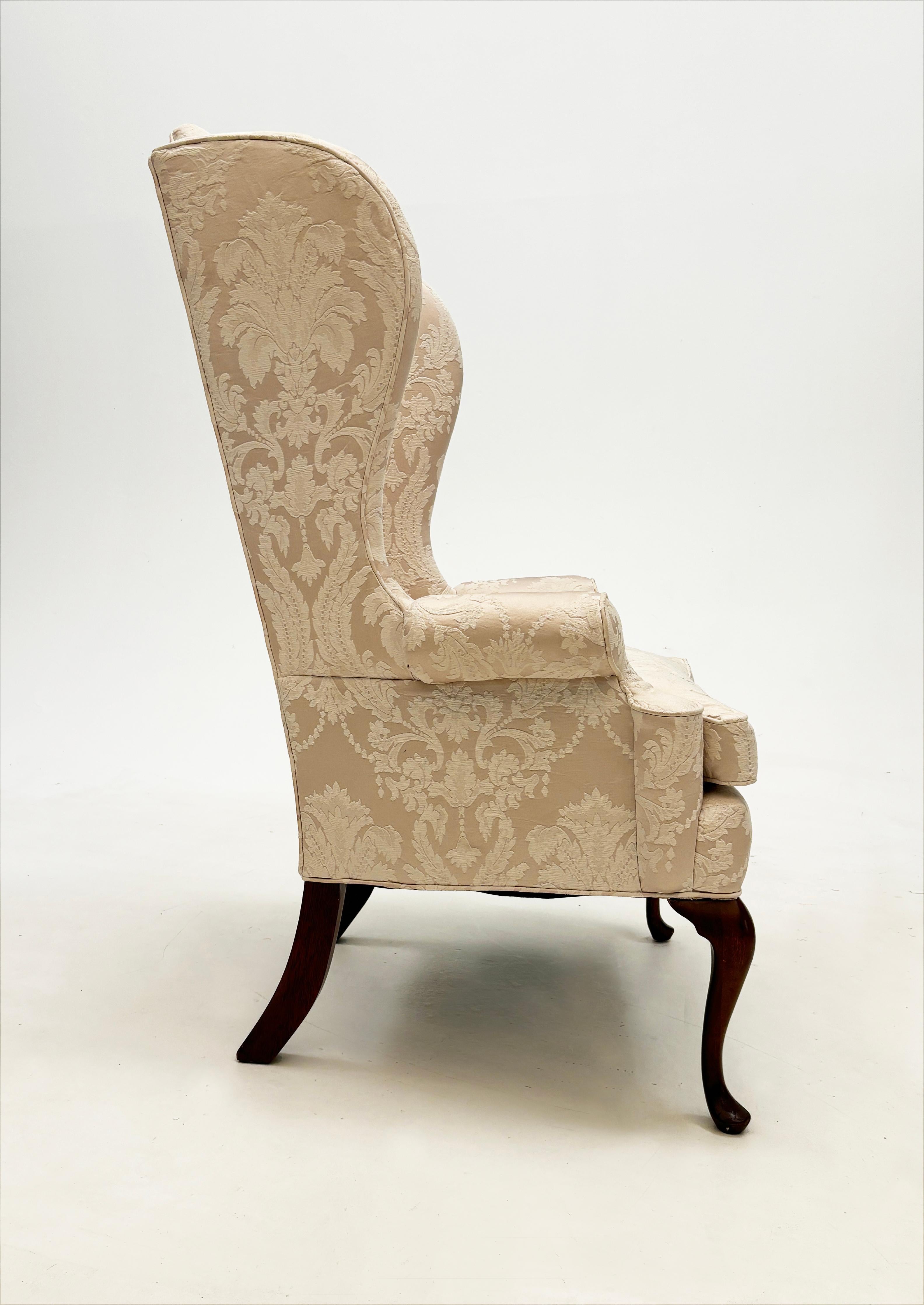 Fauteuil à oreilles tapissé d'un tissu jacquard crème sur crème vintage sur pied cabriole en vente 9