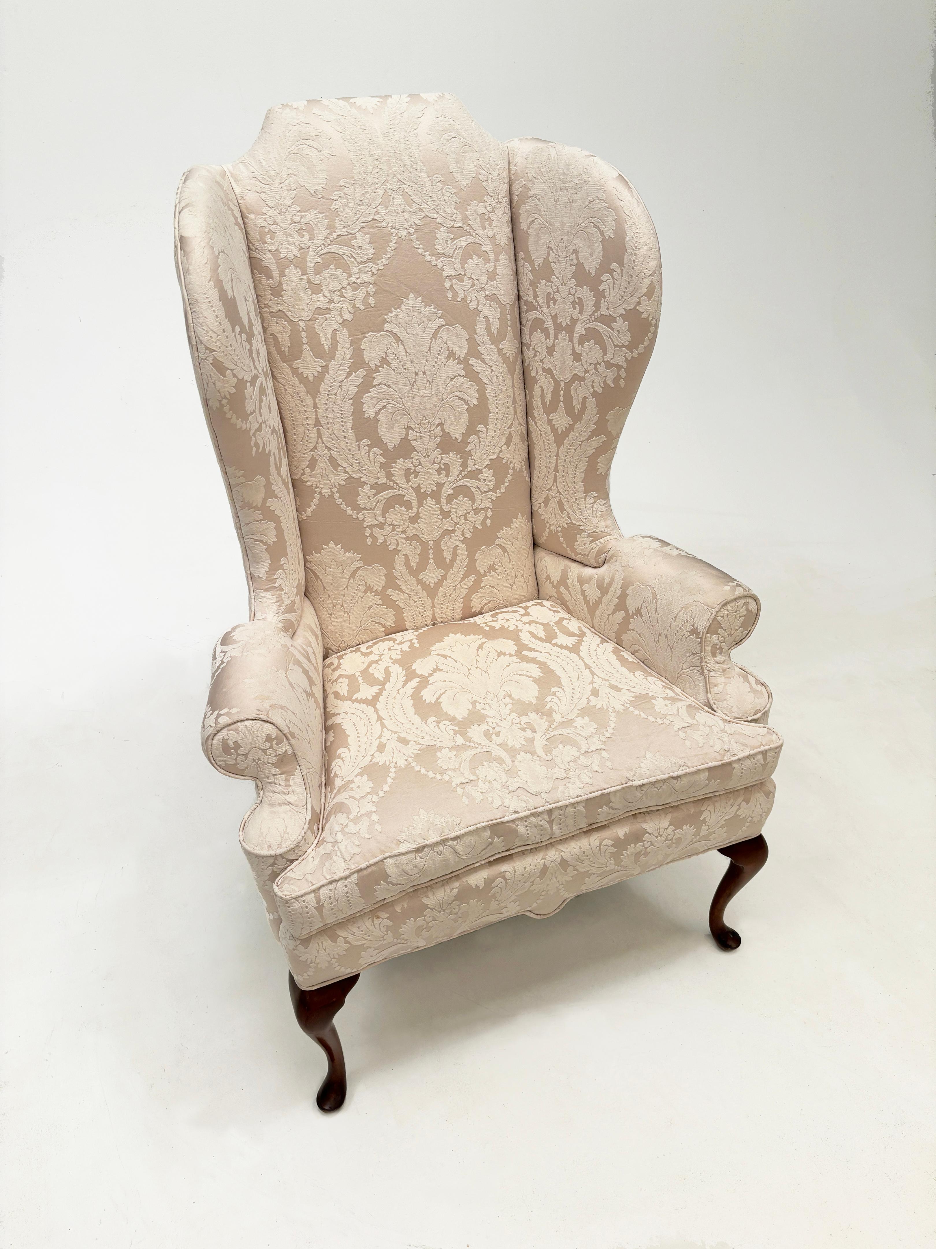 Ce fauteuil à oreilles hautes, d'une élégance classique, est épuré et plus étroit que le fauteuil à oreilles moyen. Reposant sur des pieds cabriole à l'avant et des pieds arqués et carrés à l'arrière, la beauté de cette chaise réside dans la ligne