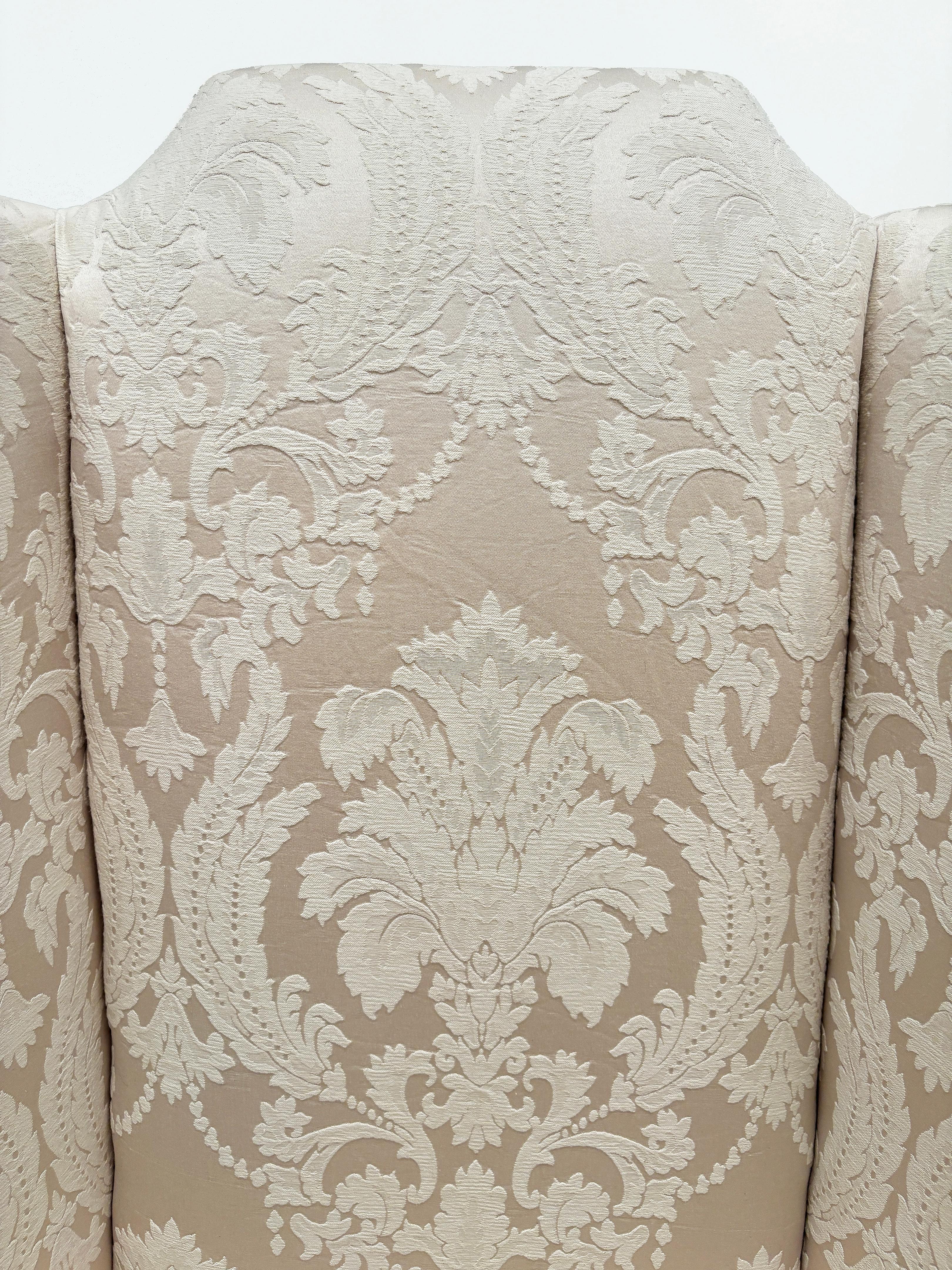 Chippendale Fauteuil à oreilles tapissé d'un tissu jacquard crème sur crème vintage sur pied cabriole en vente
