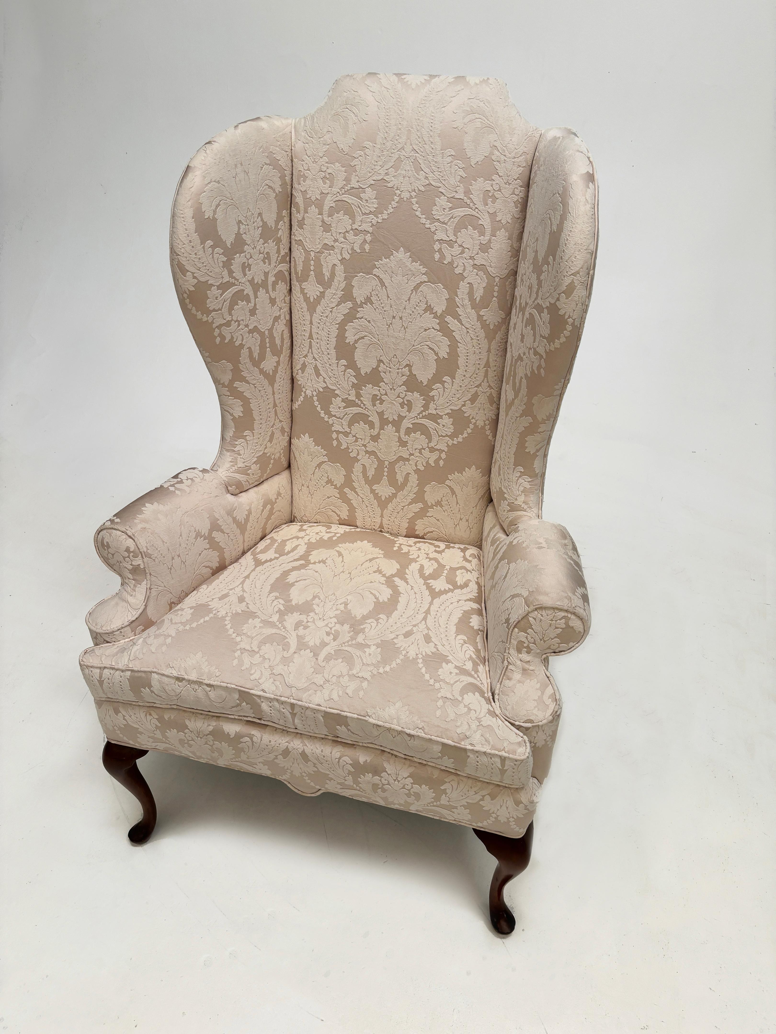 Inconnu Fauteuil à oreilles tapissé d'un tissu jacquard crème sur crème vintage sur pied cabriole en vente