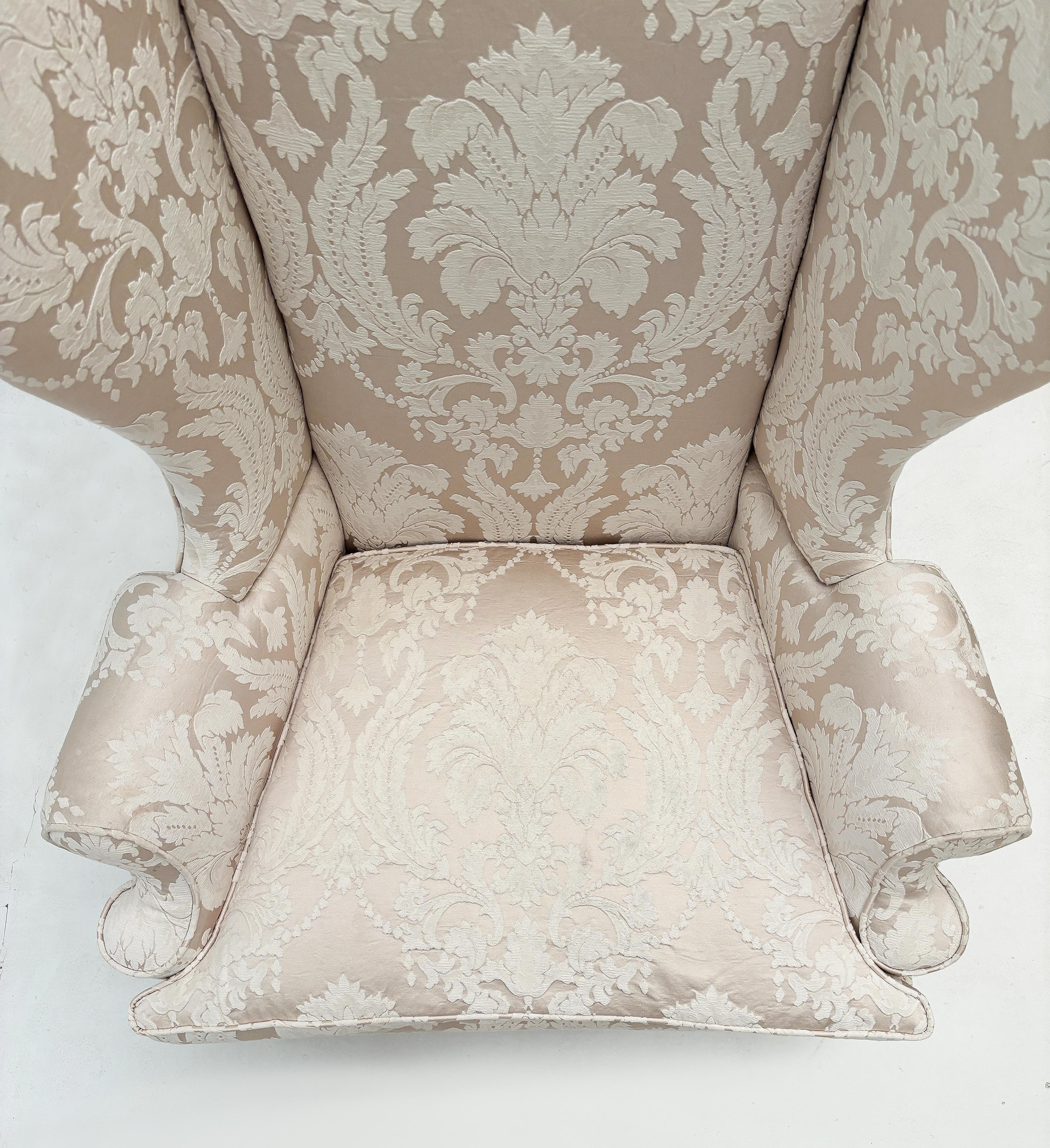 Fauteuil à oreilles tapissé d'un tissu jacquard crème sur crème vintage sur pied cabriole Bon état - En vente à Louisville, KY
