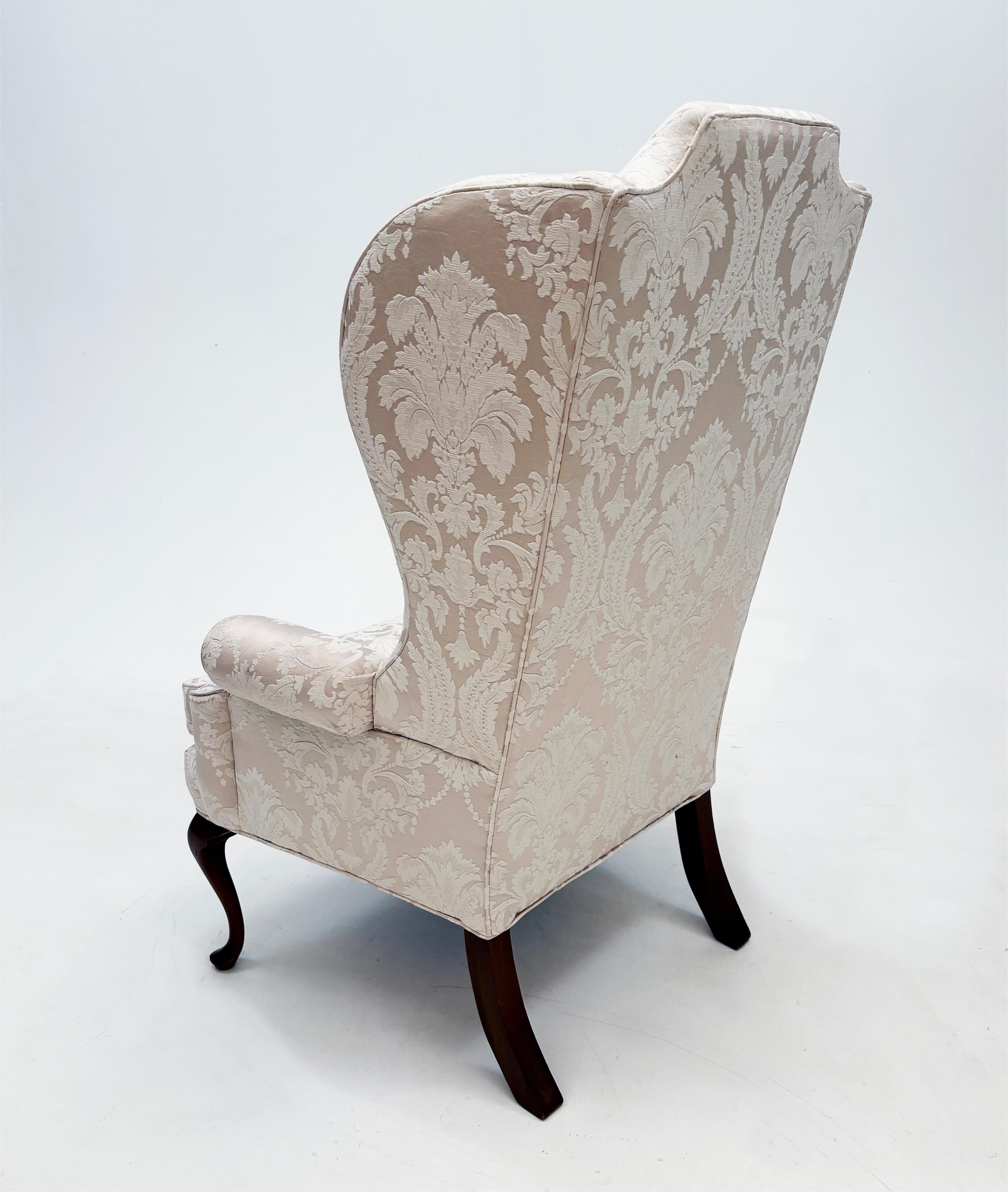 20ième siècle Fauteuil à oreilles tapissé d'un tissu jacquard crème sur crème vintage sur pied cabriole en vente