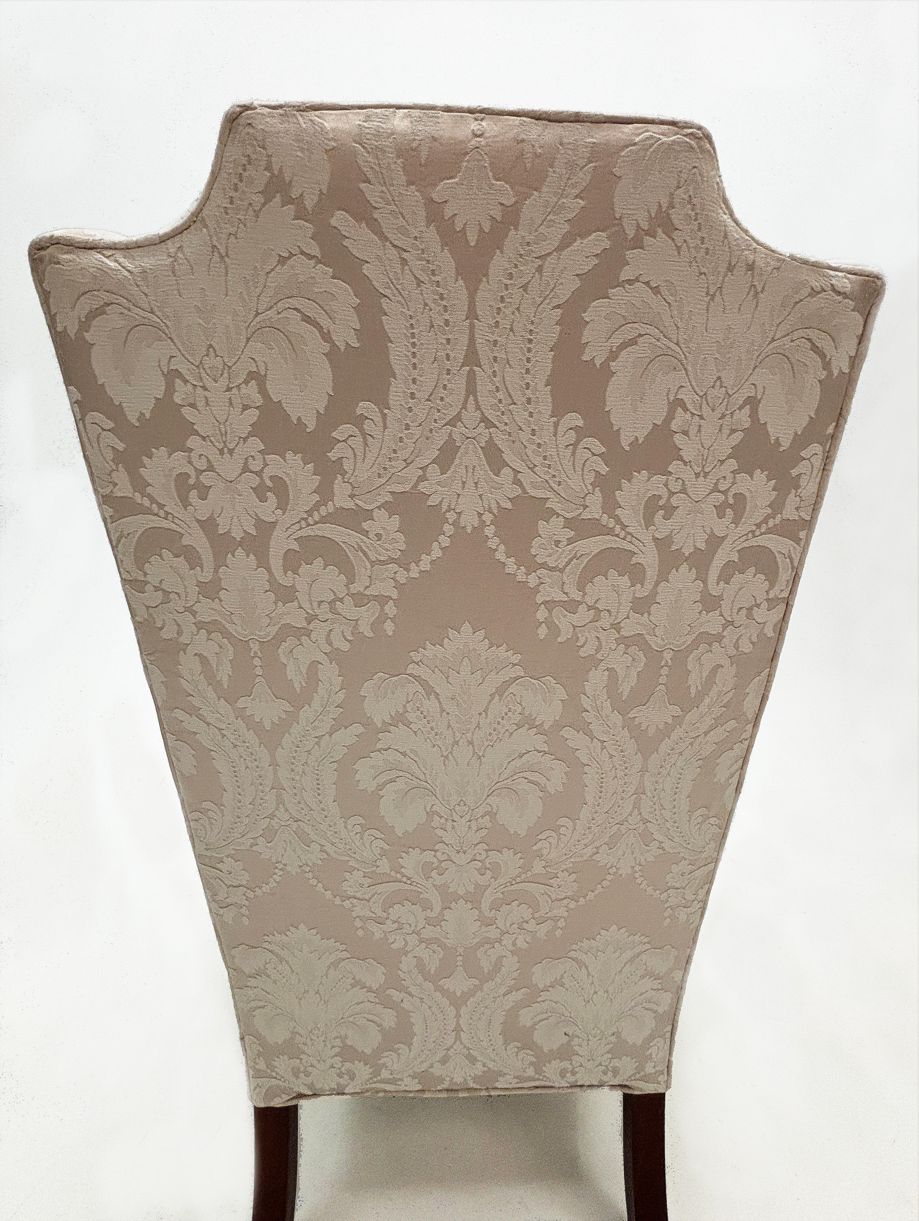 Coton Fauteuil à oreilles tapissé d'un tissu jacquard crème sur crème vintage sur pied cabriole en vente