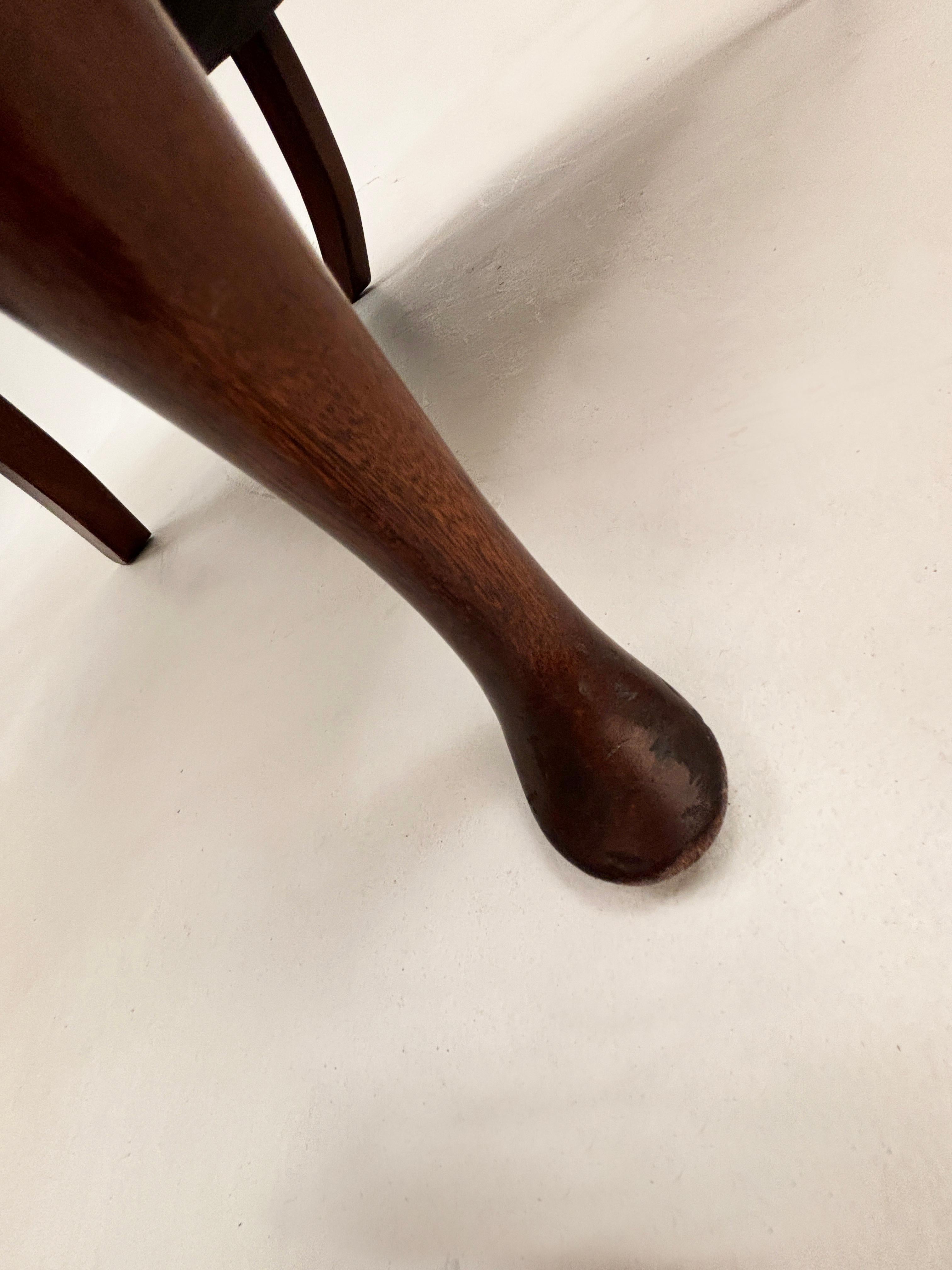 Fauteuil à oreilles tapissé d'un tissu jacquard crème sur crème vintage sur pied cabriole en vente 1