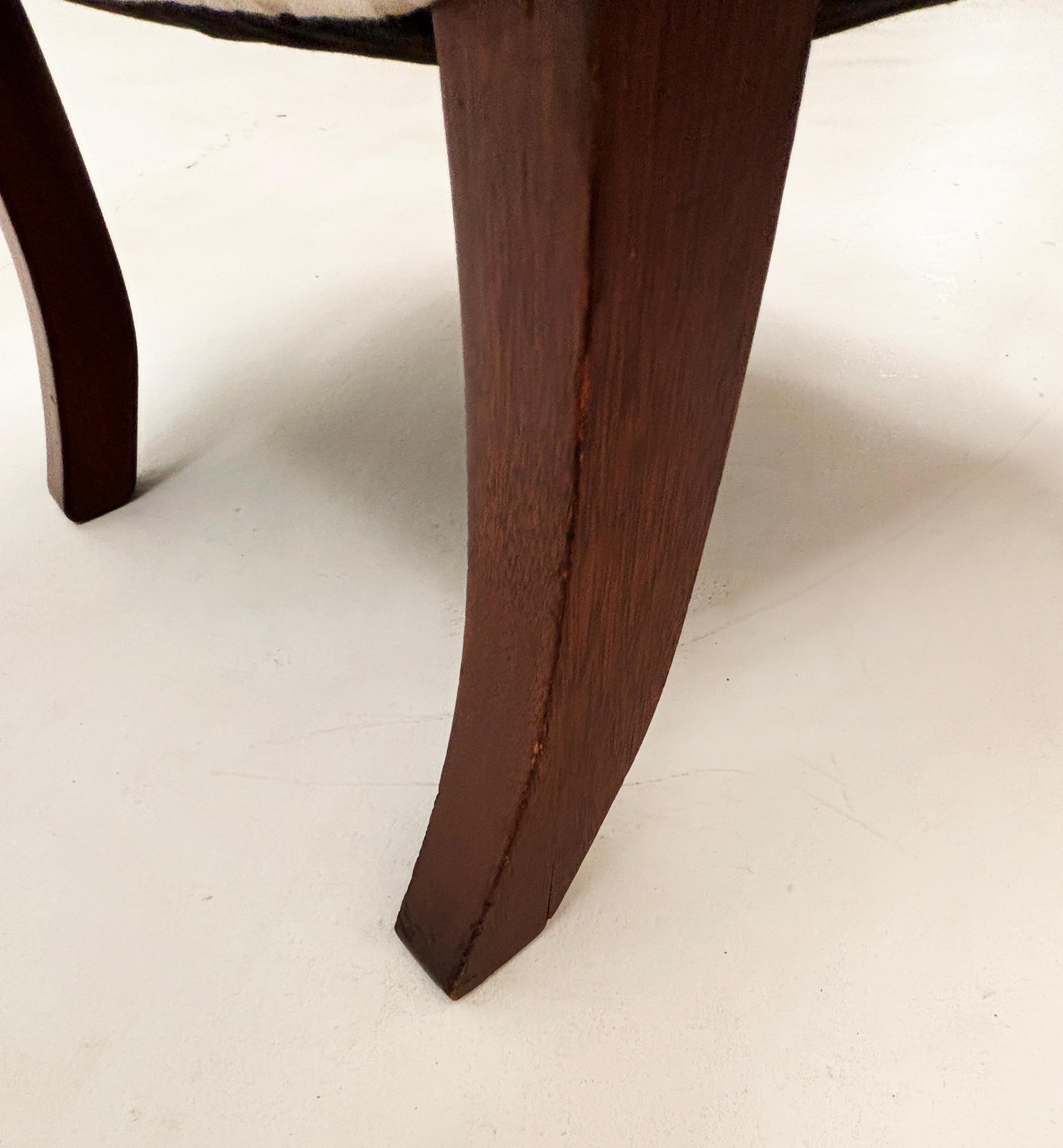 Fauteuil à oreilles tapissé d'un tissu jacquard crème sur crème vintage sur pied cabriole en vente 2