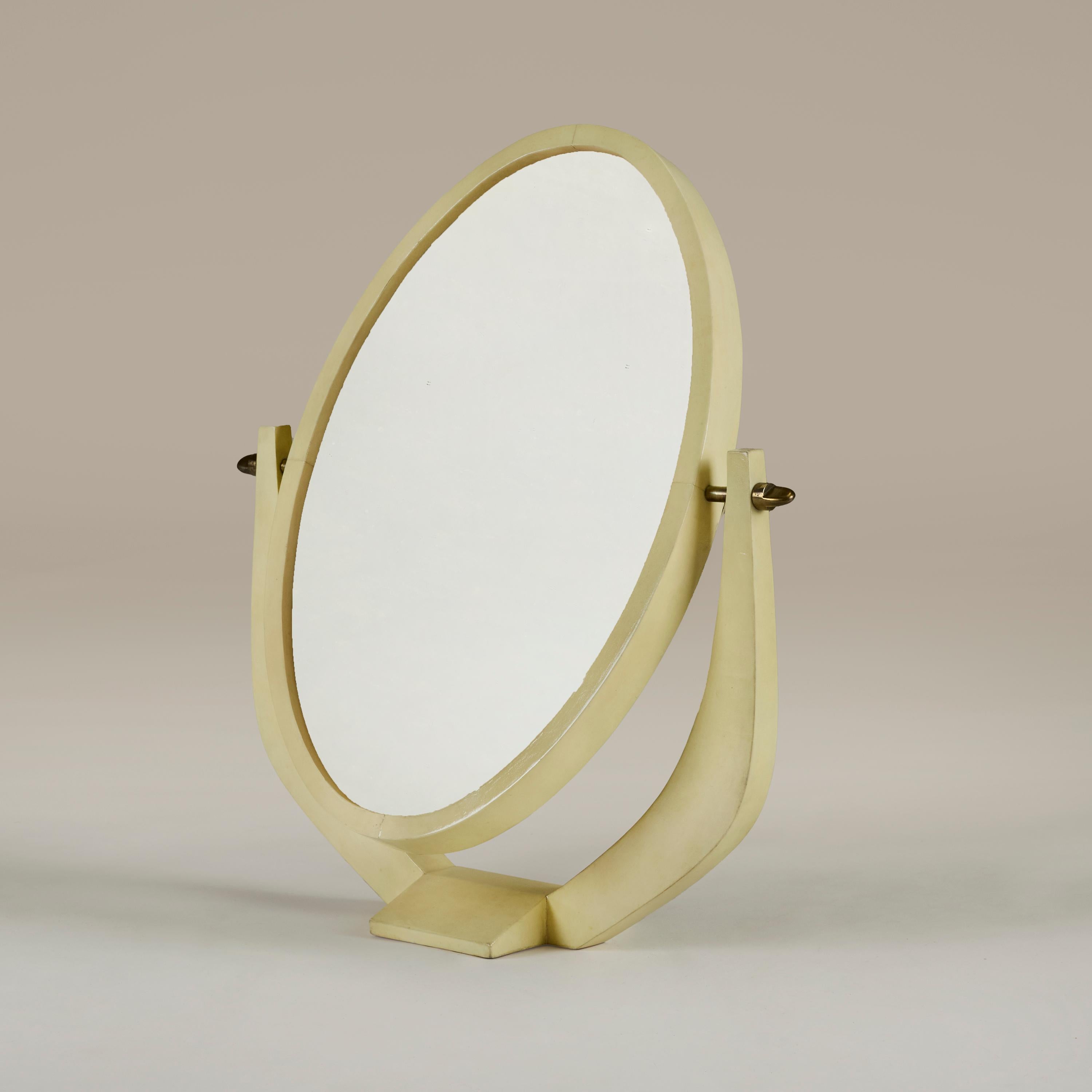 Miroir de coiffeuse en parchemin crème des années 1990 de style art déco par l'équipe de designers parisiens R&Y Augousti. Signé. Les filaments latéraux décoratifs en laiton permettent de régler l'angle du miroir.

Toutes les pièces de R&Y Augousti