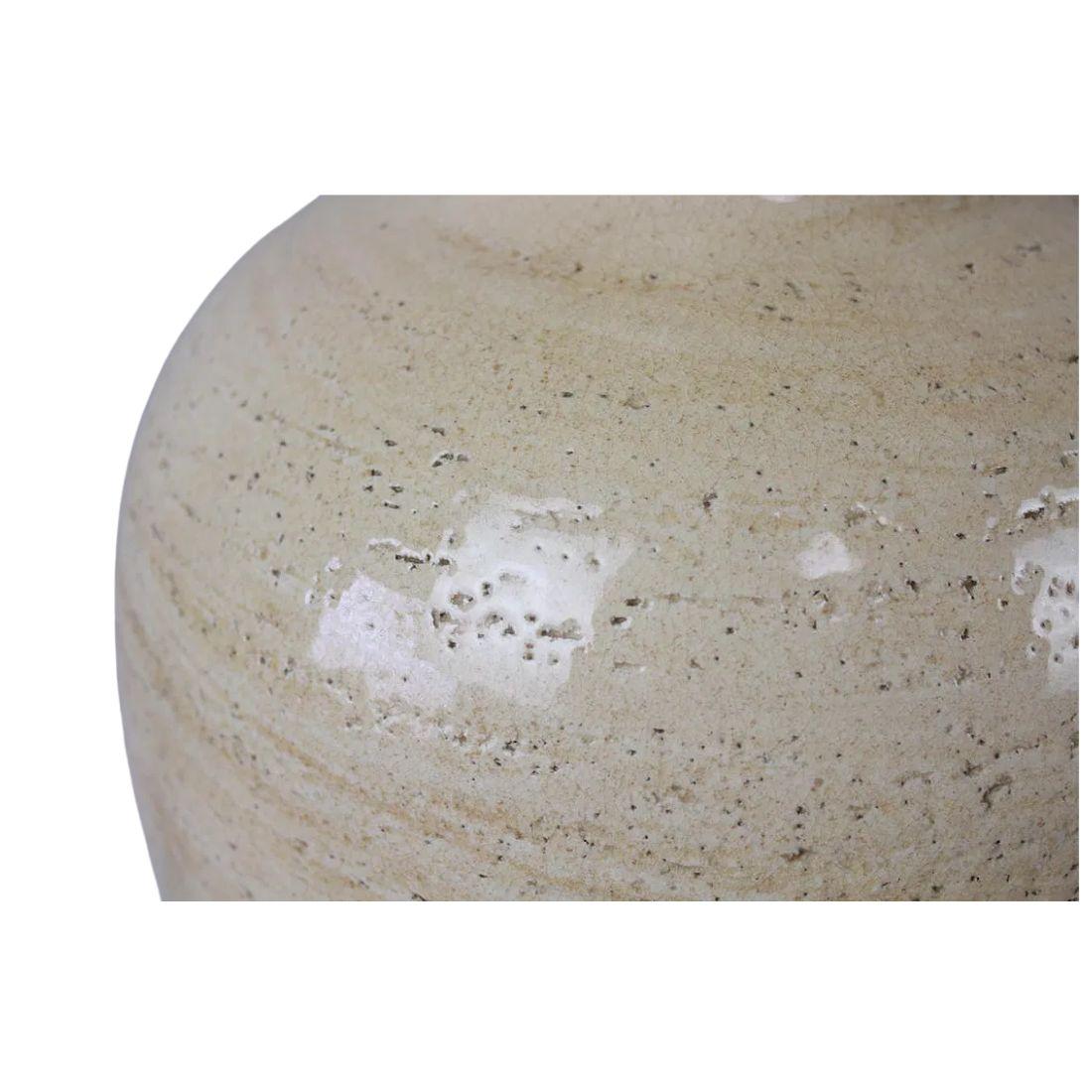 Lámpara de sobremesa vintage de cerámica color crema, obra de John Thompson Pintado a mano en venta