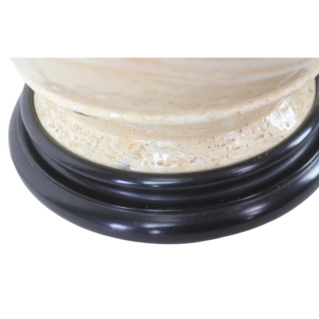 Lámpara de sobremesa vintage de cerámica color crema, obra de John Thompson siglo XX en venta