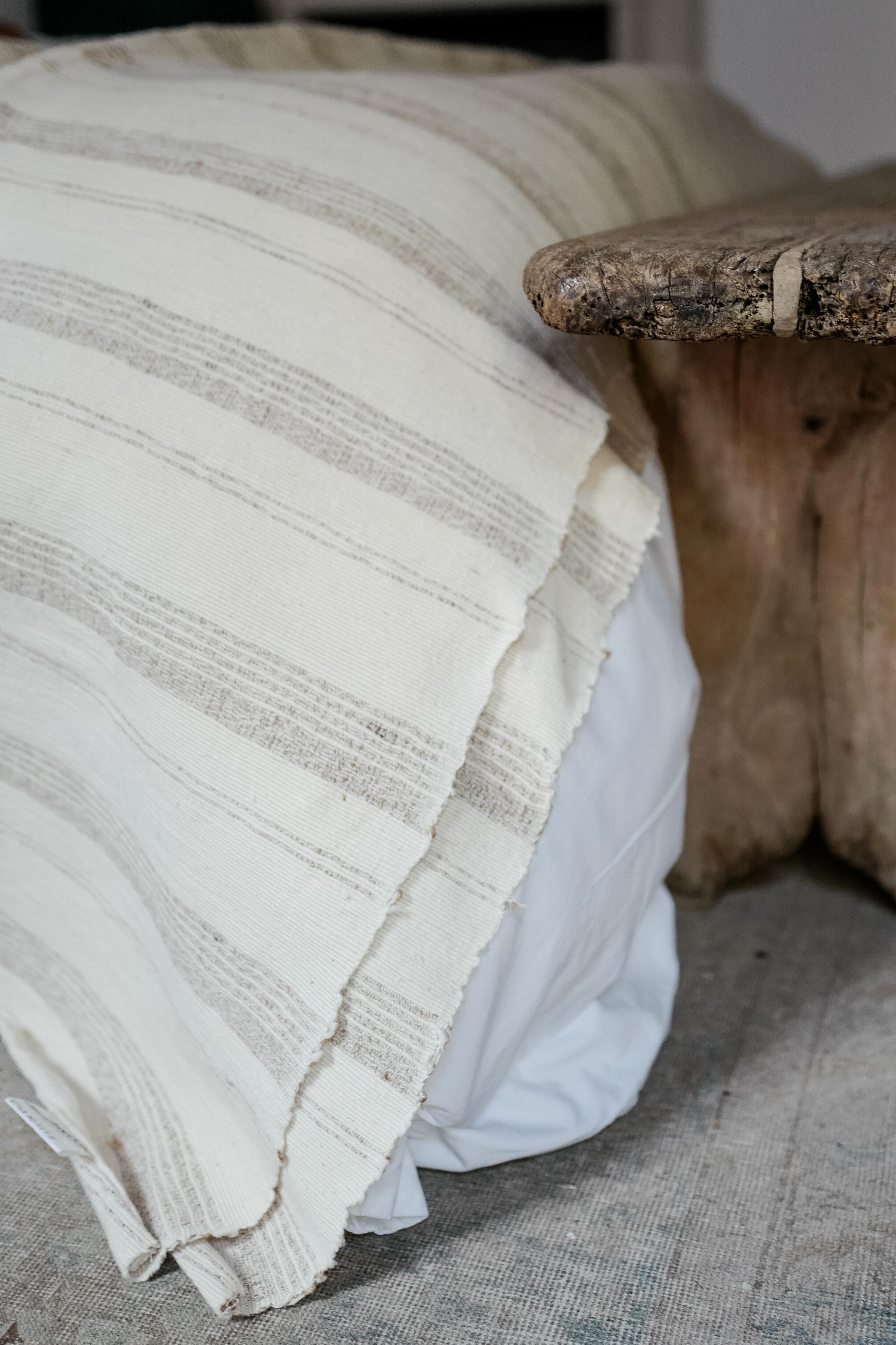 Vintage Cream Striped Indian Handwoven Bed Spread Blanket – One of a Kind In Good Condition For Sale In Milano, IT