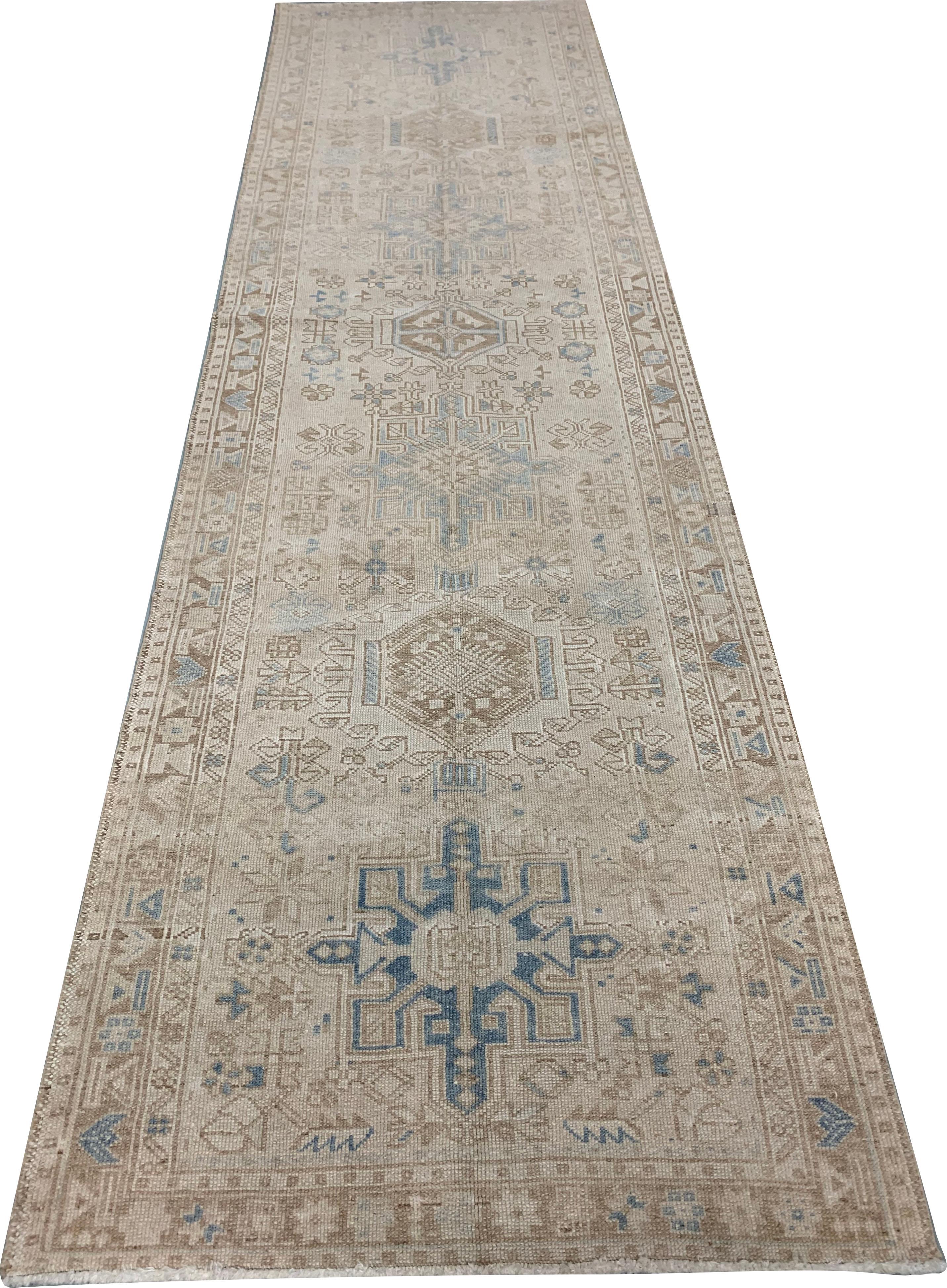 3' x 10'4. Los Oushak son conocidos por sus paletas suaves combinadas con un dibujo excéntrico. Oushak, en el oeste de Turquía, tiene la historia más larga de tejido continuo de alfombras, que se remonta al menos a mediados del siglo XV. Siempre ha