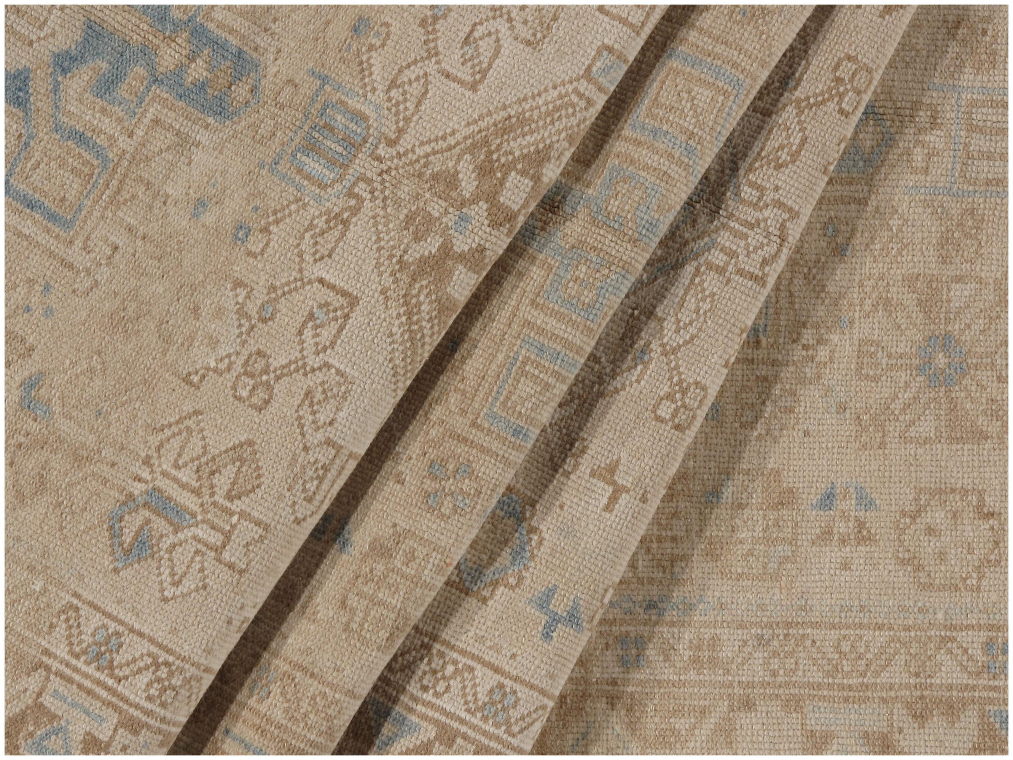 Traves de Mesa Turco Oushak Crema Vintage 3' x 10'4 en Bueno estado para la venta en New York, NY