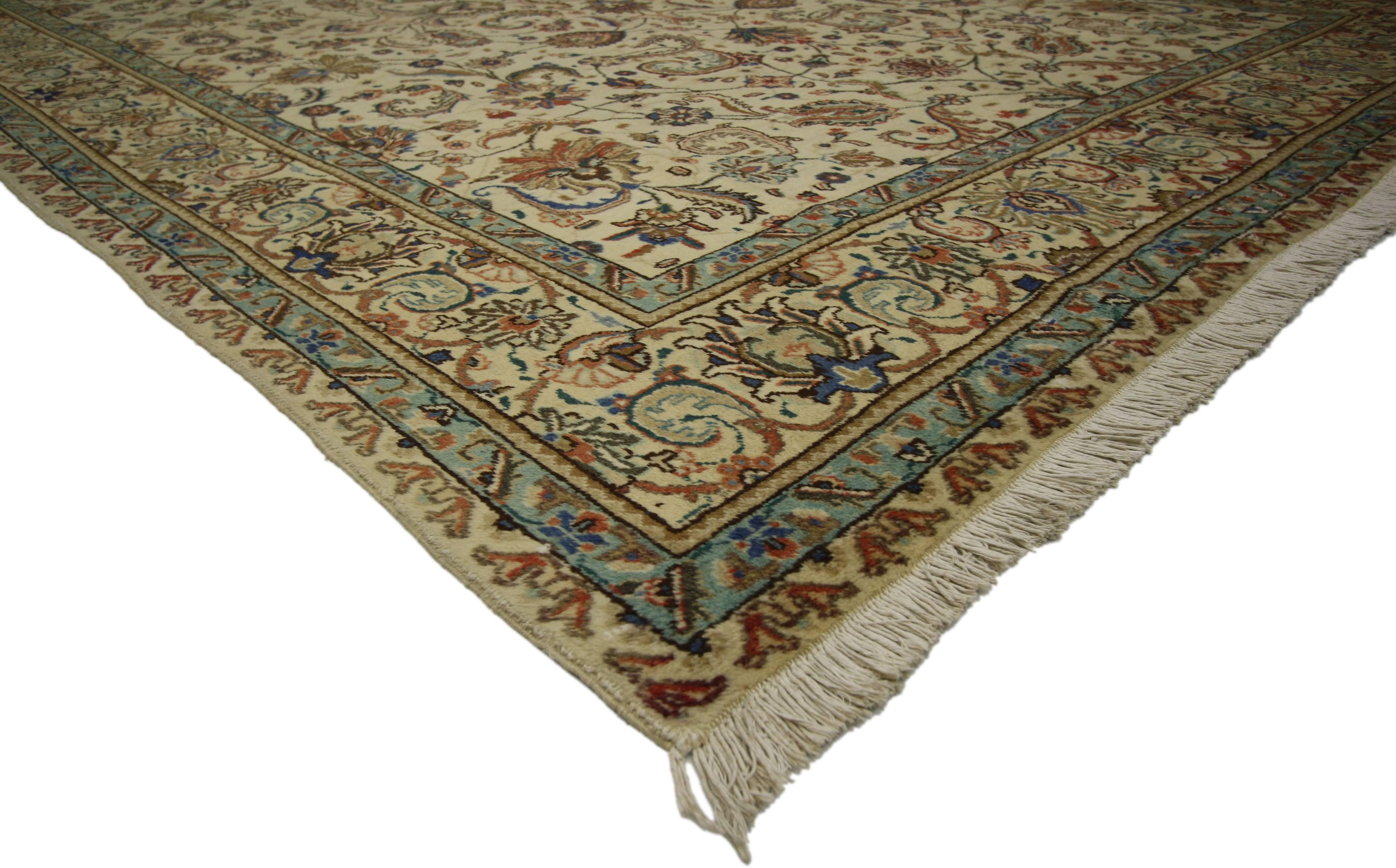 75588 Tapis persan vintage Tabriz avec style French Country Chippendale Farmhouse. Intemporel et raffiné, ce tapis Tabriz persan vintage en laine nouée à la main présente un motif floral sur tout le pourtour composé de palmettes en fleurs, de