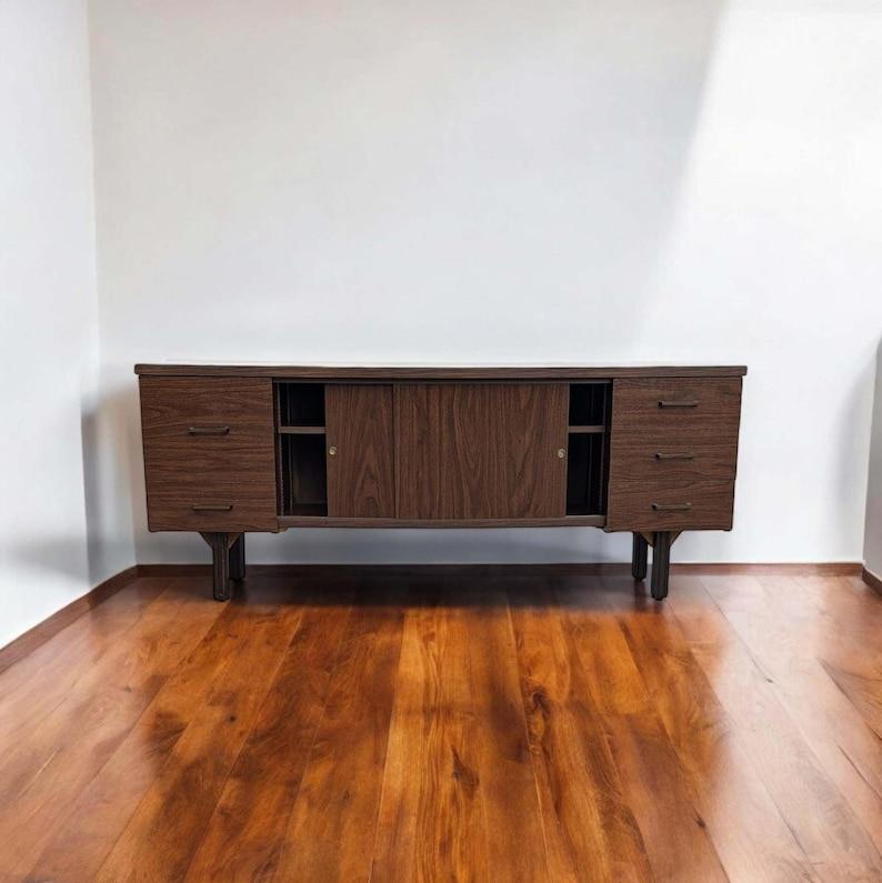 Credenza Vintage, Laminado, Formica, Grano de Nogal, Mitad del Siglo, MCM, Oficina, Sala de Estar.

Vintage de los años 70
Medidas: 71 3/4