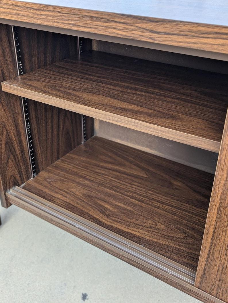 Credenza Vintage, Laminado, Formica, Grano Nogal, Mitad Siglo, MCM, Oficina siglo XX en venta