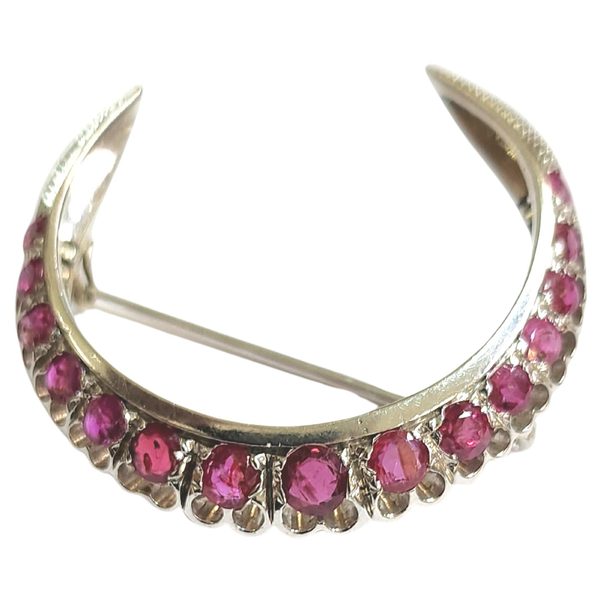 Vintage Crescent 2 Carats Ruby White Gold Brooch In Excellent Condition For Sale In Cairo, EG