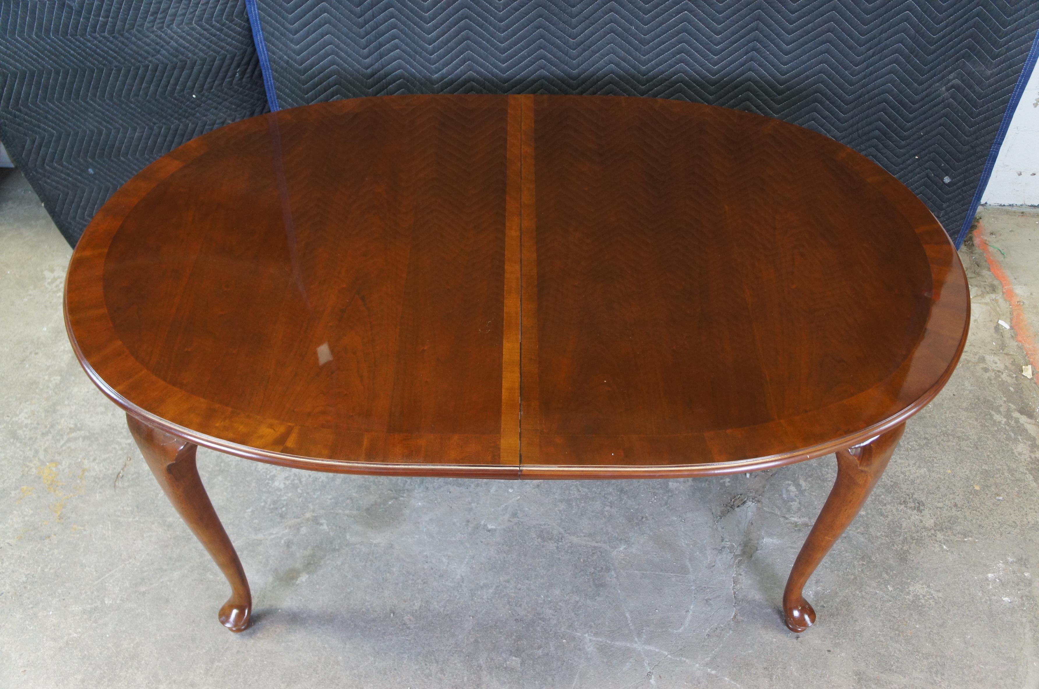 Vintage Cresent Queen Anne Style Oval Extendable Cherry Breakfast Dining Table In Good Condition For Sale In Dayton, OH