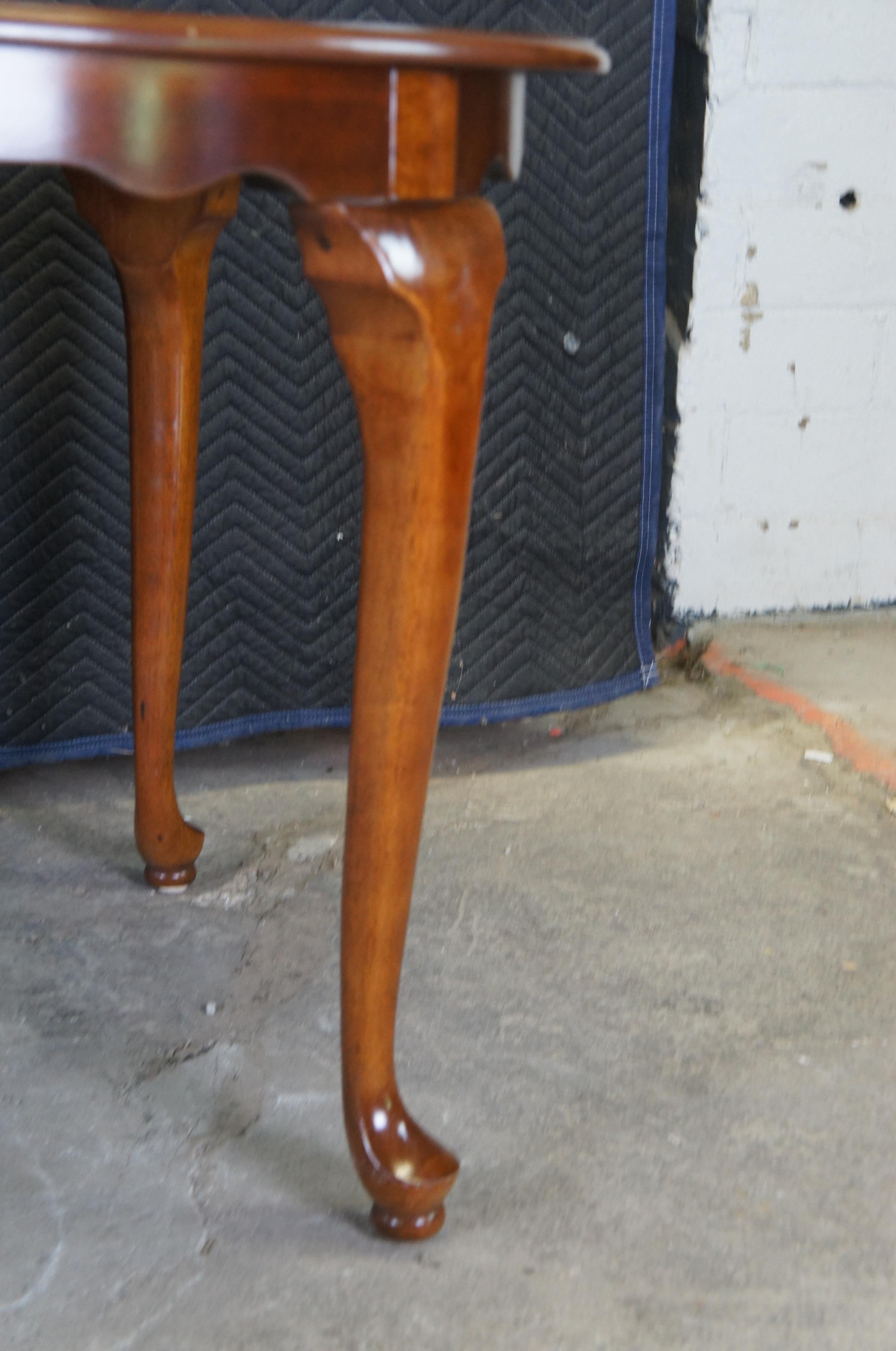 Vintage Cresent Queen Anne Style Oval Extendable Cherry Breakfast Dining Table In Good Condition In Dayton, OH