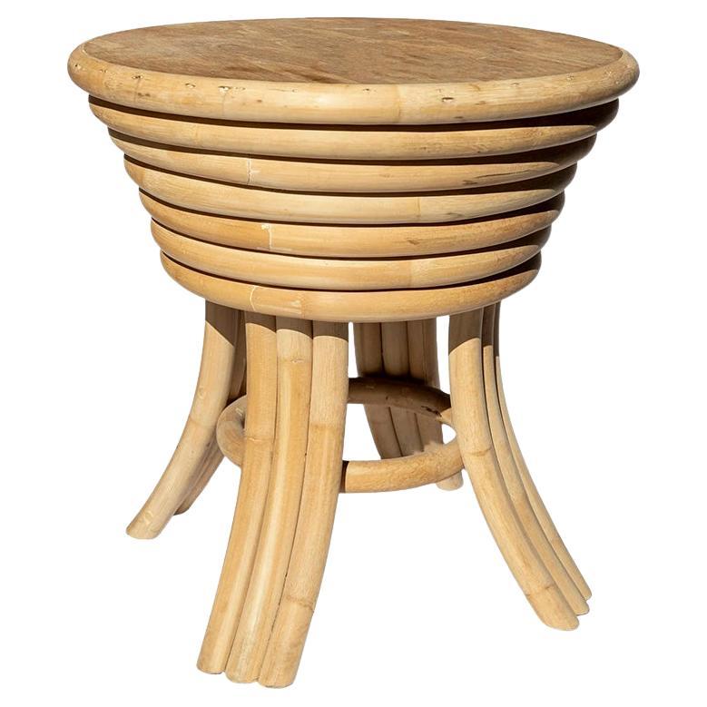 Table d'appoint vintage en bois et rotin inspirée de Crespi en vente