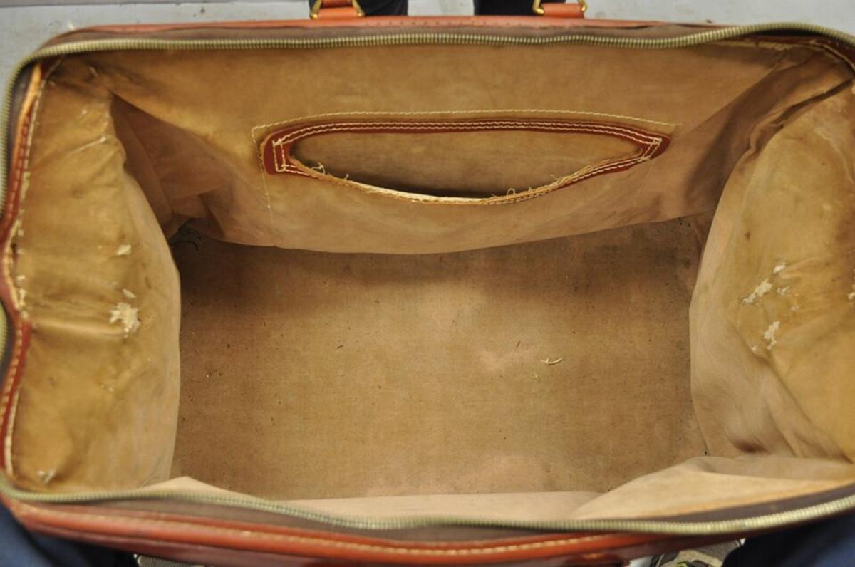 Vintage Crest Brown Leather Doctors Bag Carry on Luggage Suitcase In Good Condition For Sale In Philadelphia, PA