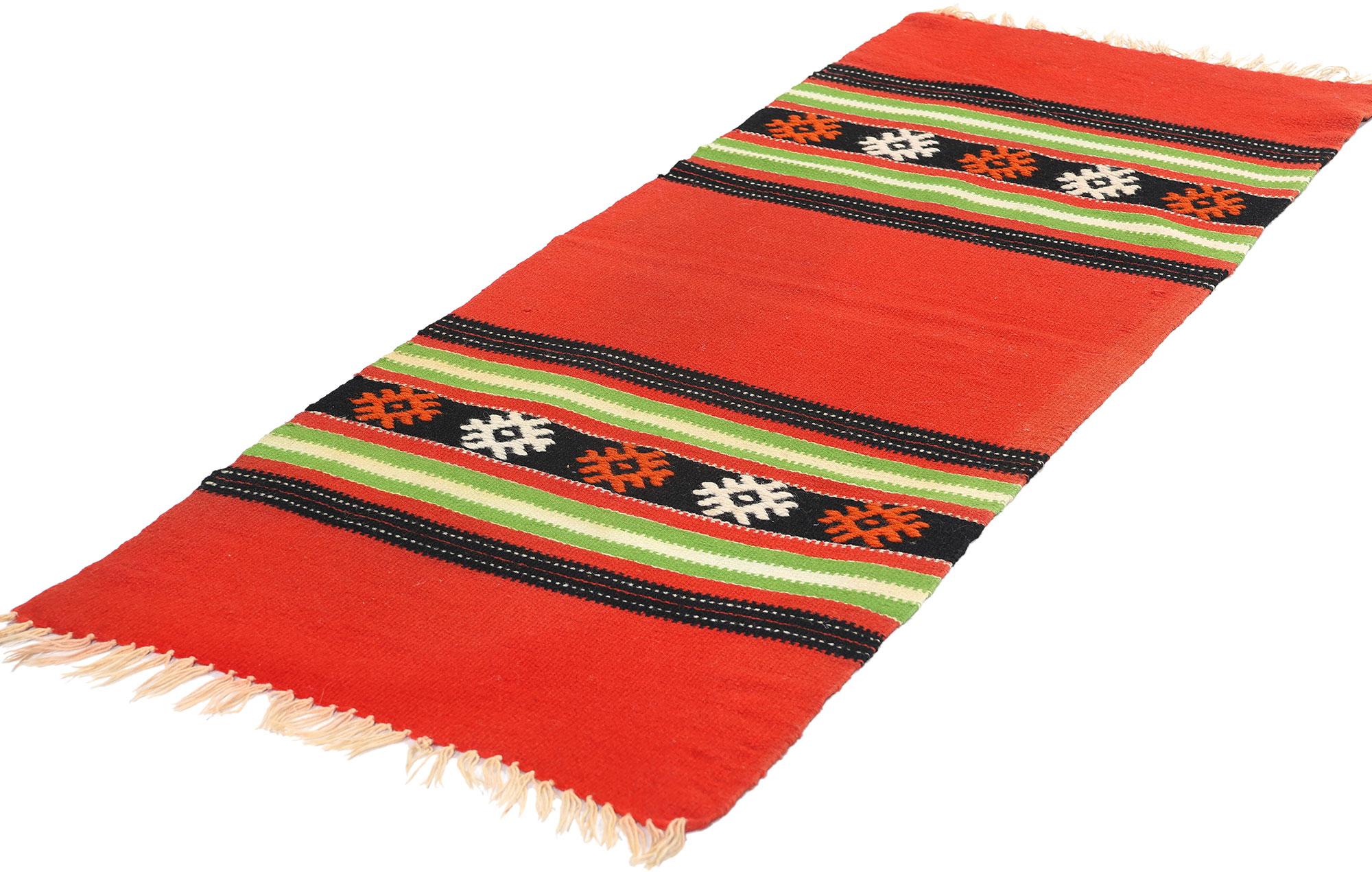 78799 Alfombra Kilim Griega Vintage Roja, 01'06 x 03'11. Las alfombras kilim griegas tejidas a mano en Creta son tejidos tradicionales conocidos por sus intrincados diseños y vibrantes colores, fabricados con una combinación de lana, algodón y, a