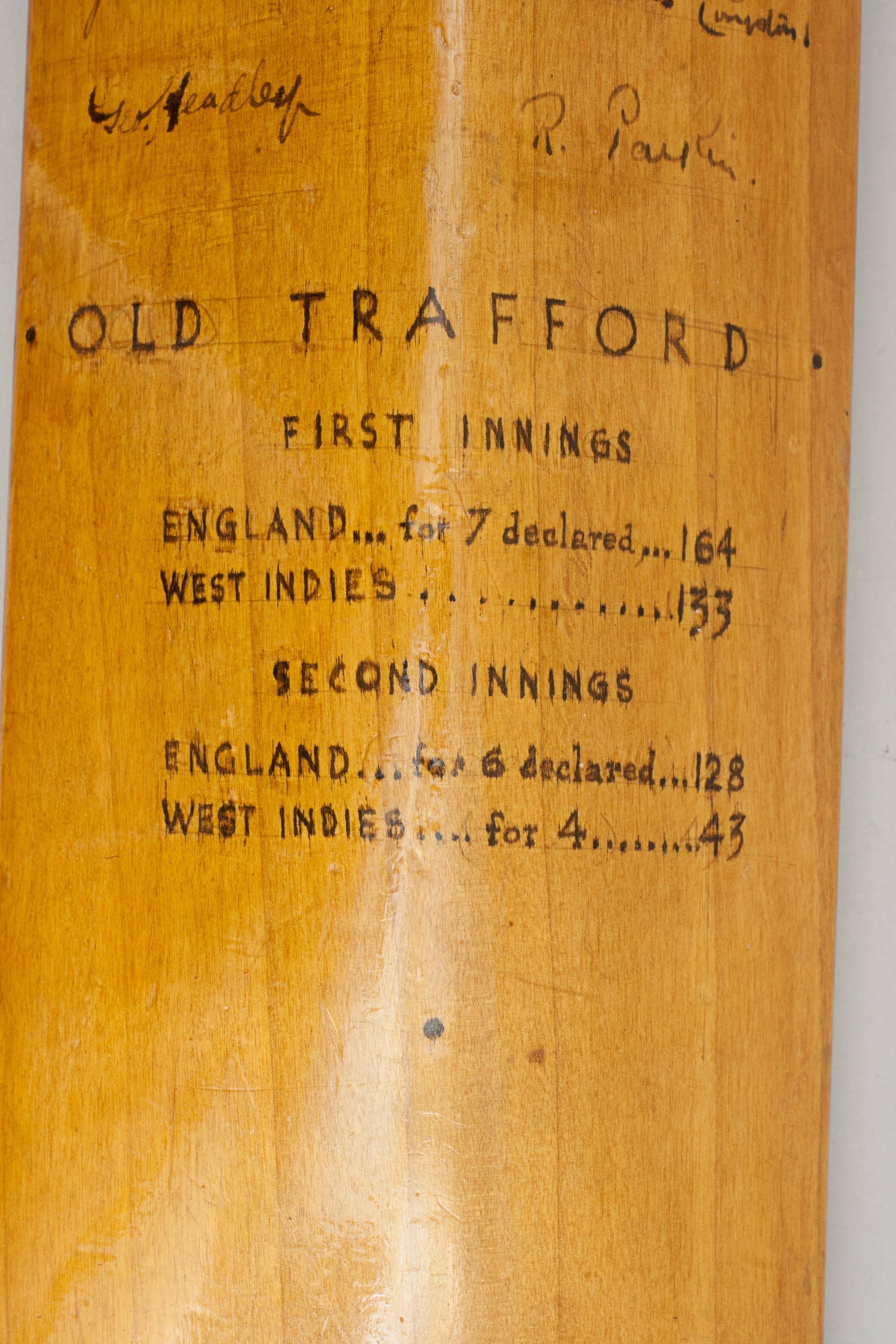 Vintage Cricket Bat Signed by 1939 West Indies v England Cricket Teams In Good Condition In Oxfordshire, GB