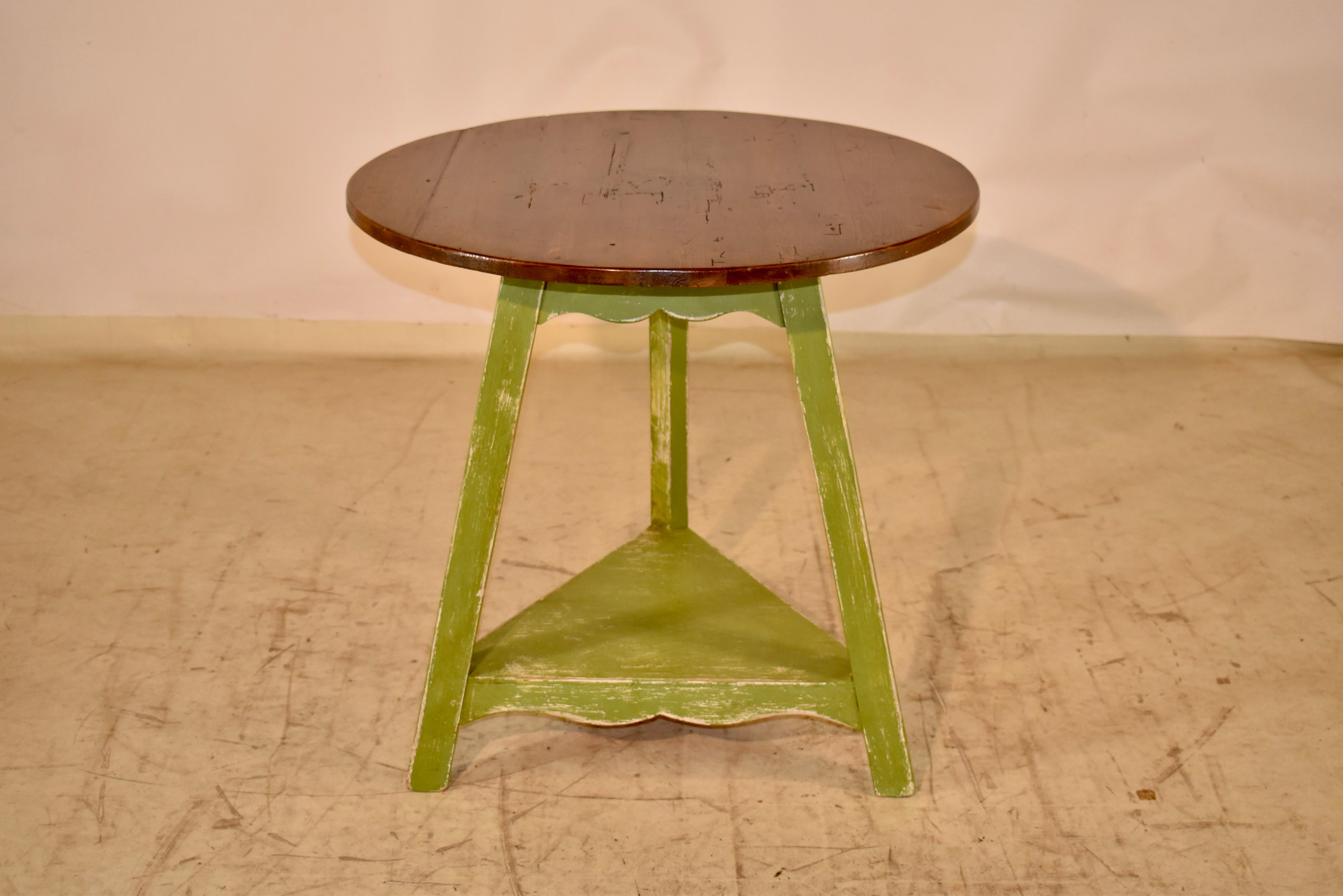 Schöner Vintage-Cricket-Tisch aus England.  Die Platte ist aus natürlichem Kiefernholz und steht auf einem handbemalten Sockel mit drei Beinen, die durch eine untere Ablage verbunden sind.  Die Beine sind einfach und das untere Regal hat eine